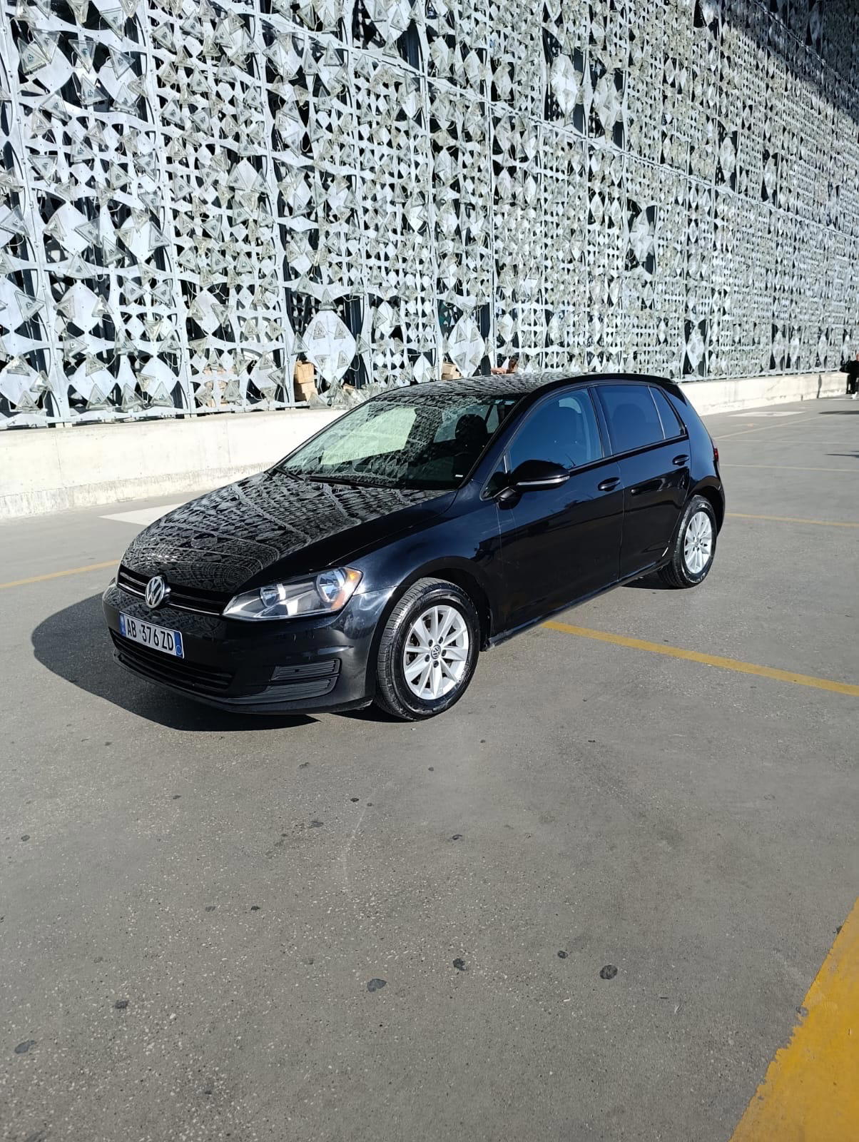 Volkswagen Golf - side view