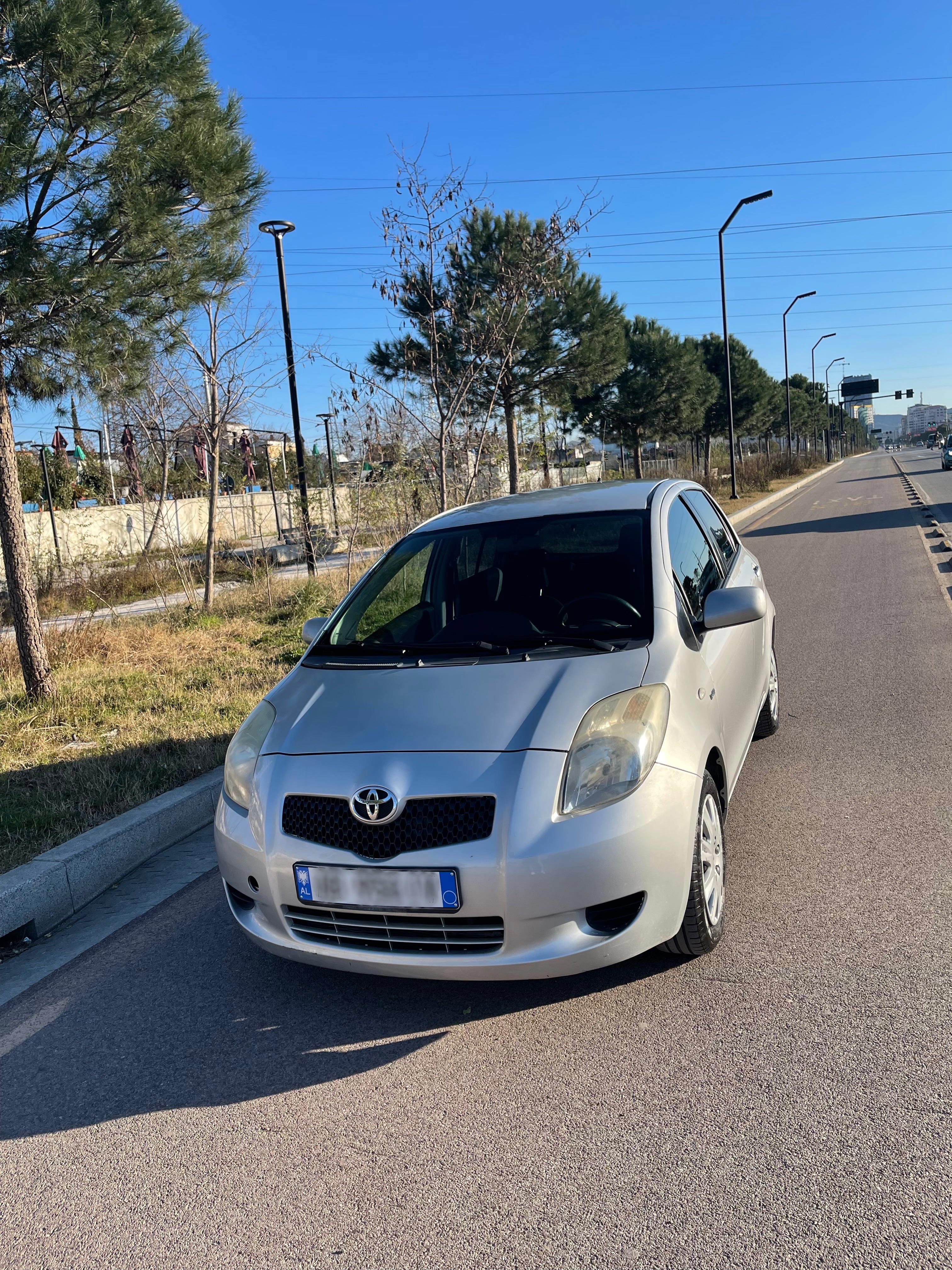 Toyota Yaris - side view