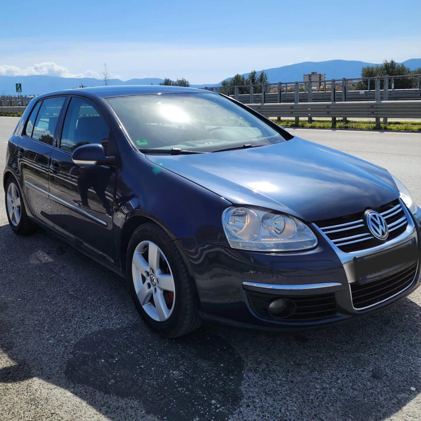 Volkswagen Golf - side view