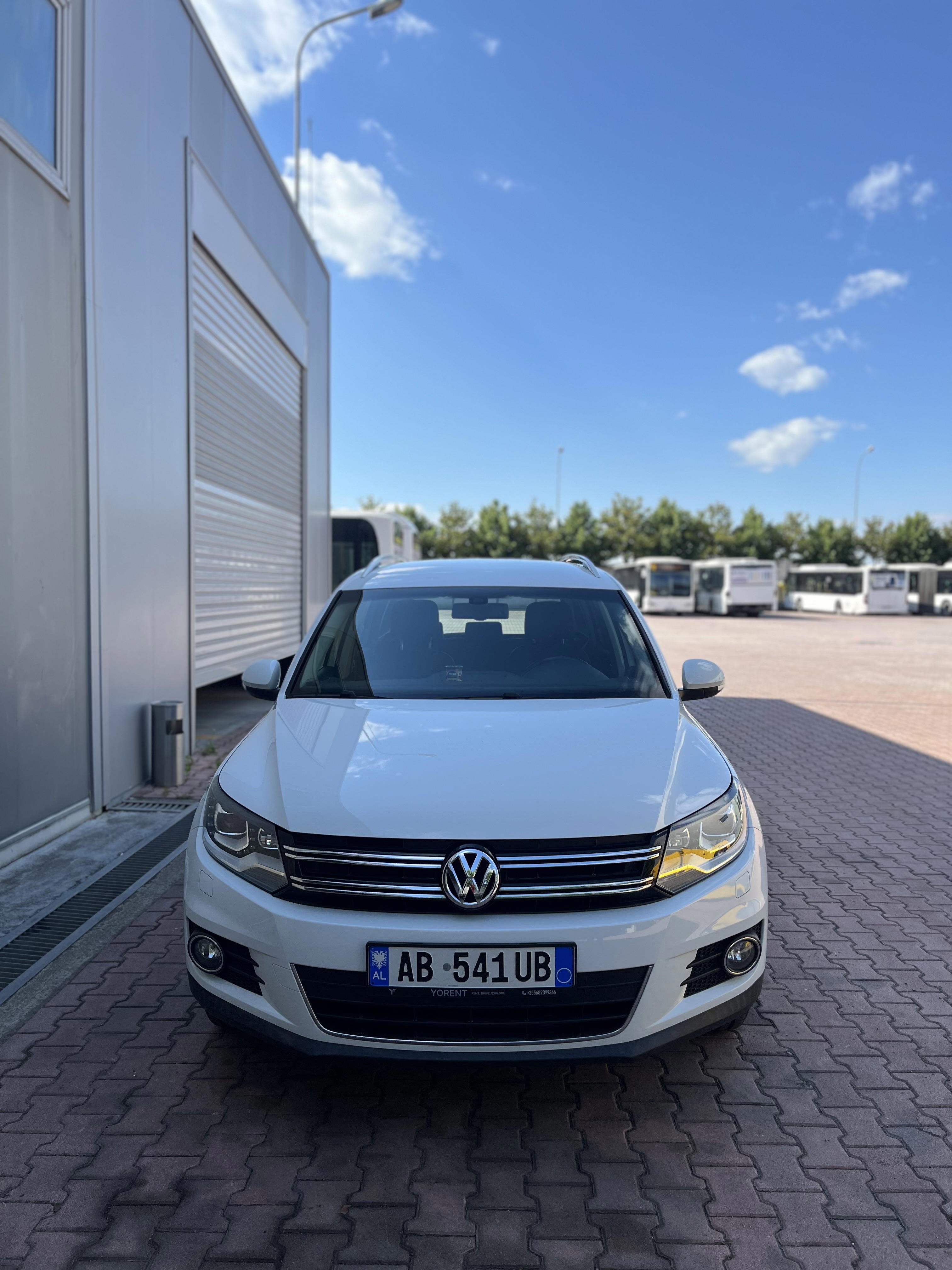 Volkswagen Tiguan - side view