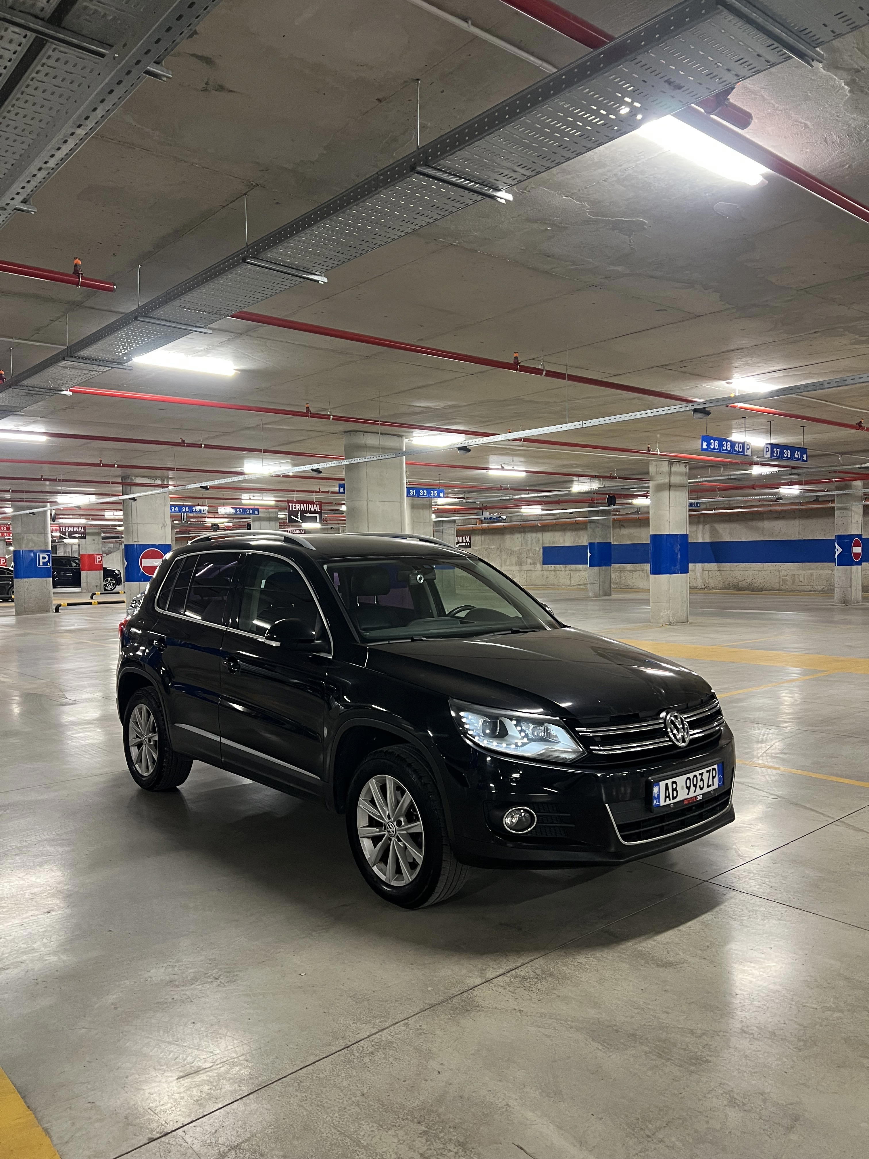 Volkswagen Tiguan - side view