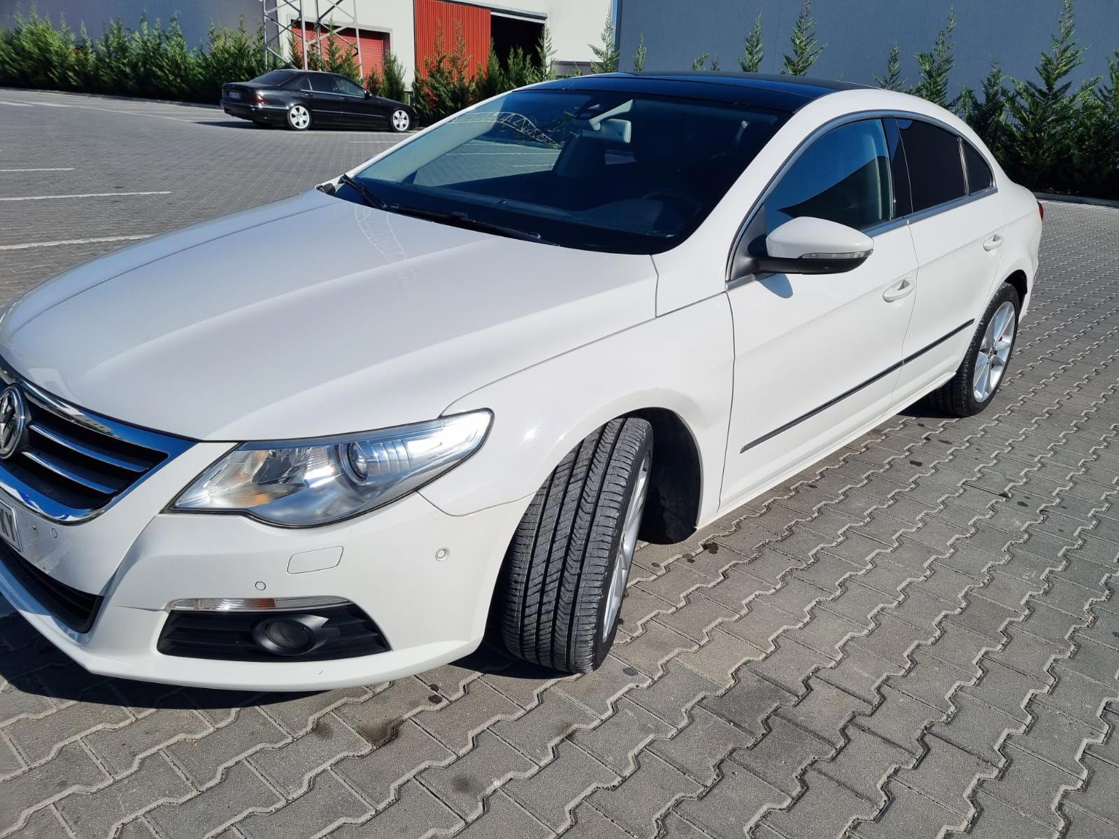Volkswagen Passat - side view