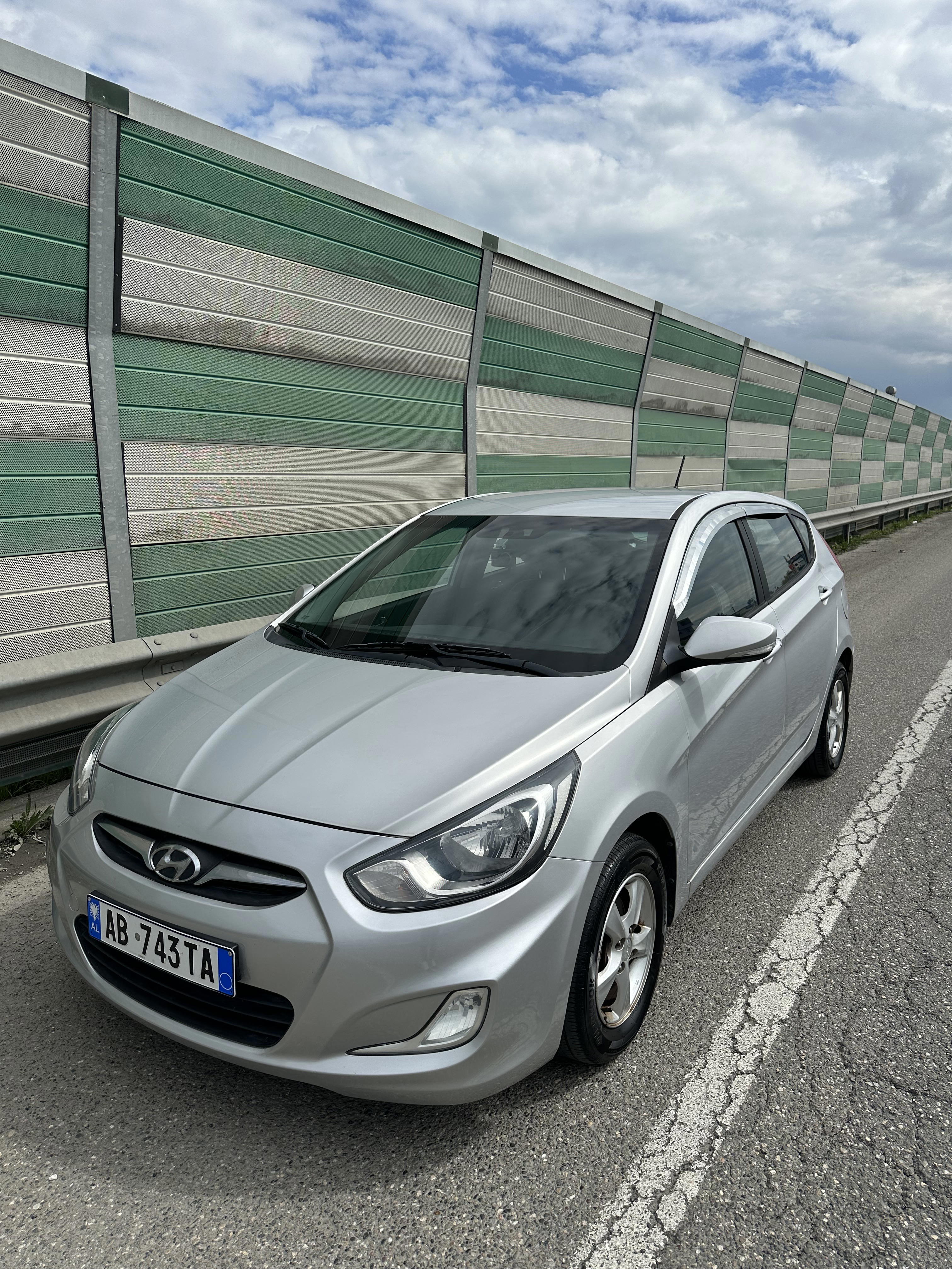 Hyundai Accent - side view