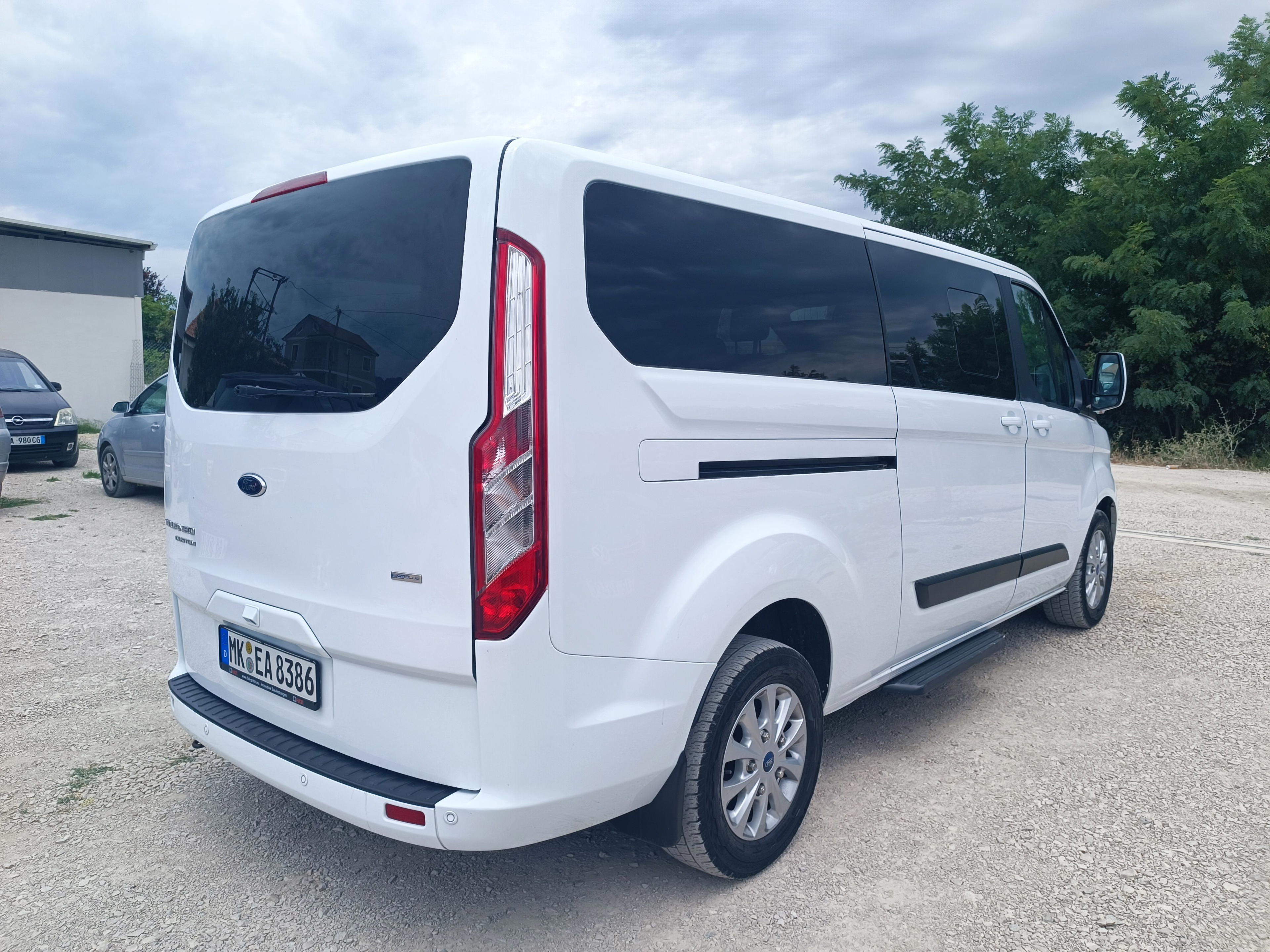Ford Econoline E150 Passenger - side view