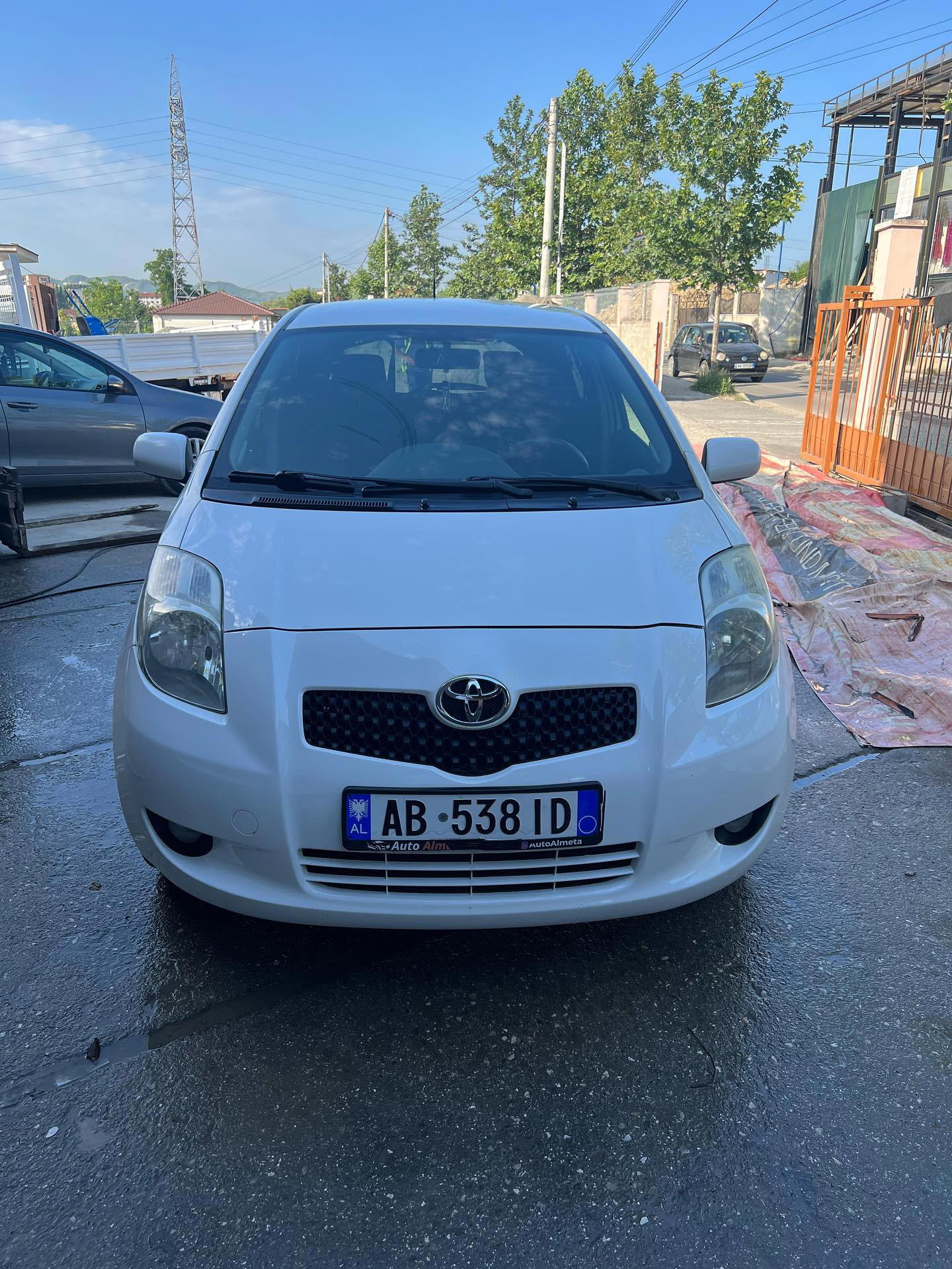 Toyota Yaris - side view