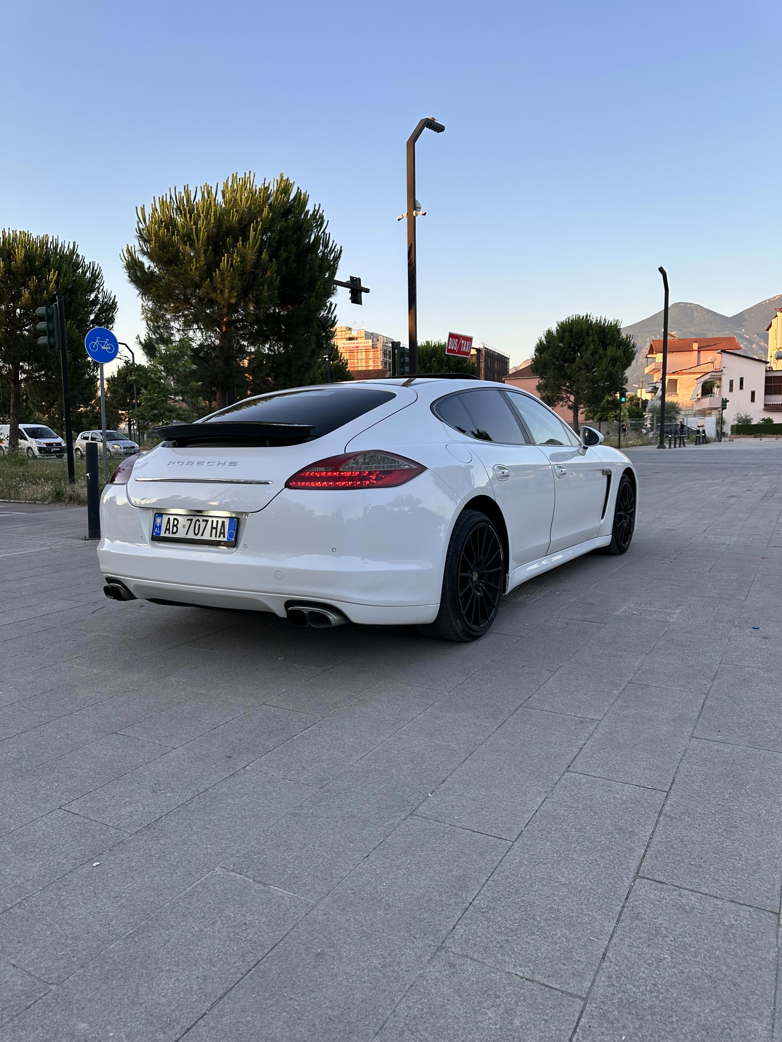 Porsche Panamera - side view