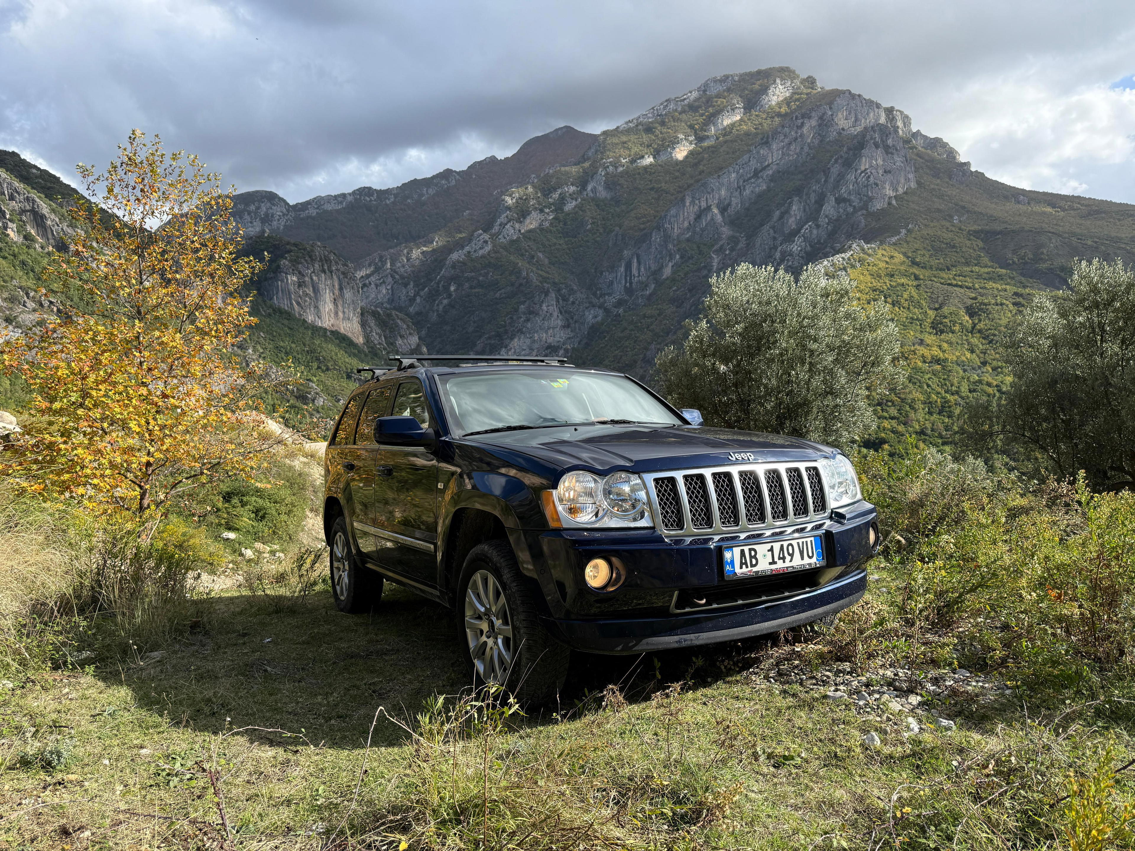 Jeep Cherokee - side view