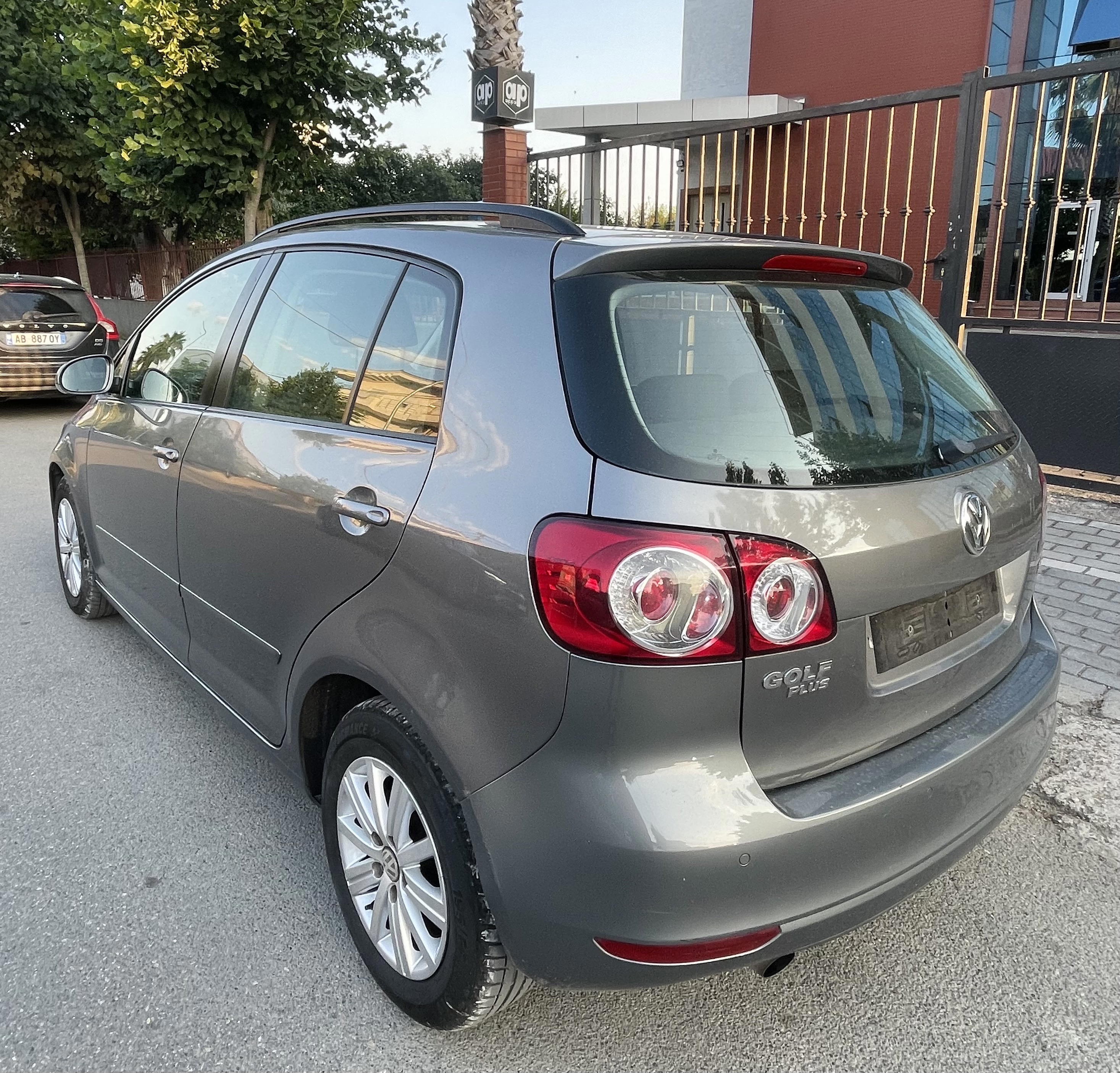 Volkswagen Golf - side view