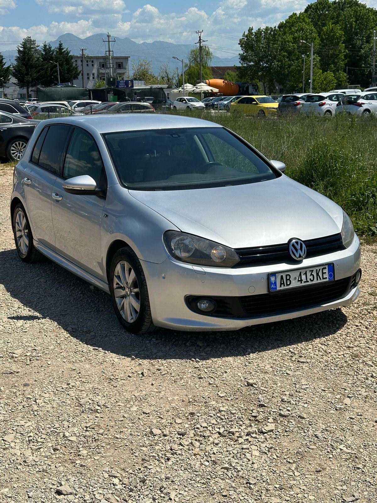 Volkswagen Golf - side view