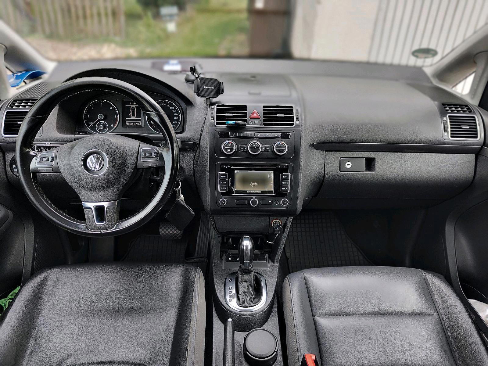 Volkswagen Touran - side view