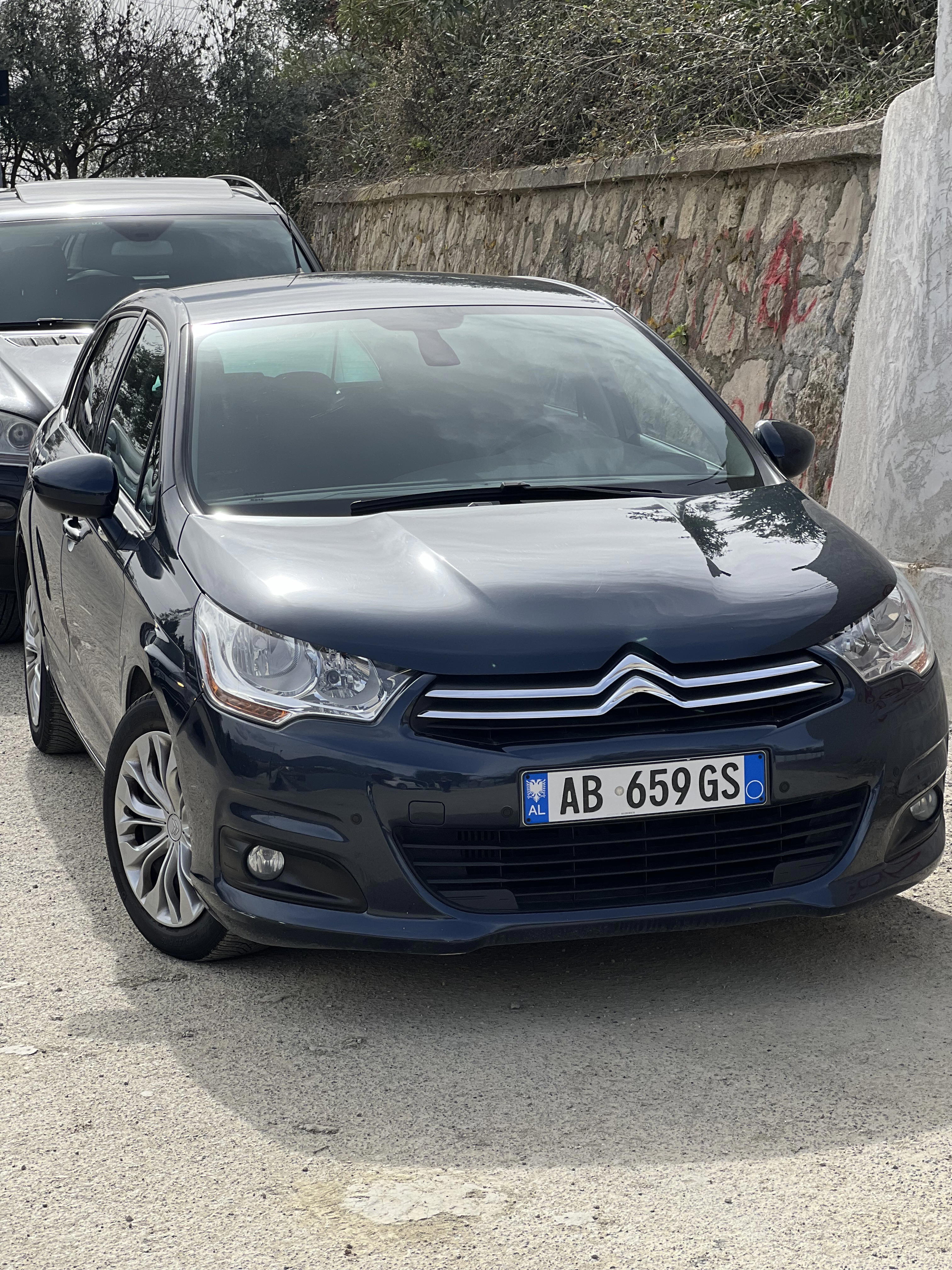 Citroen C4 - side view