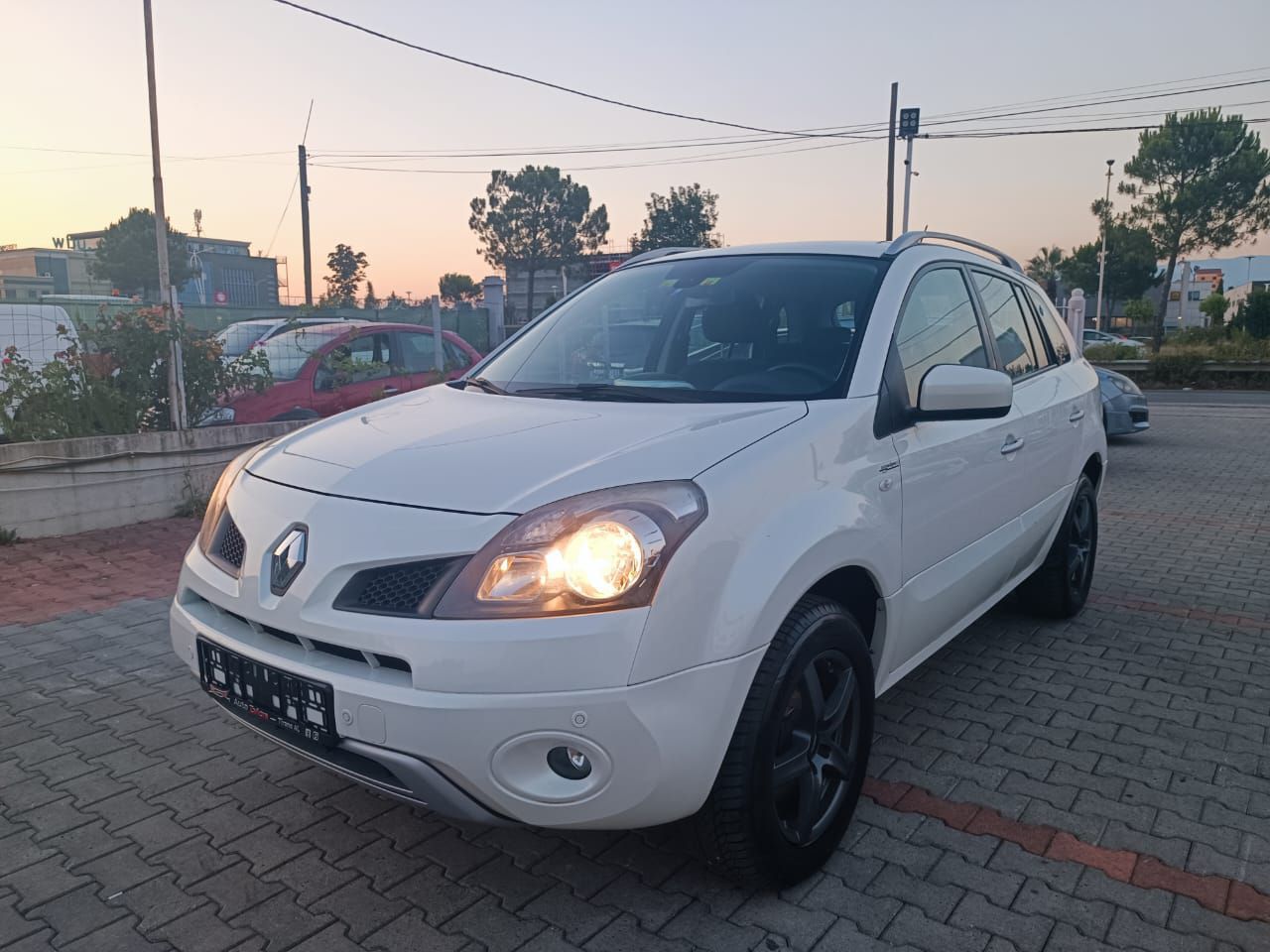Renault Escape - side view