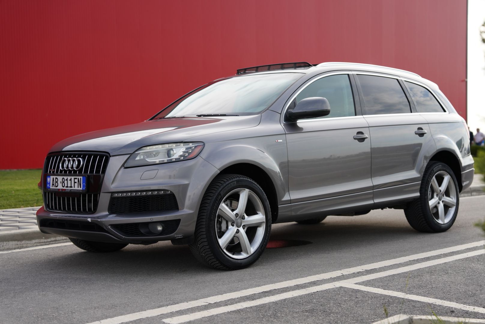 Audi Q7 - side view