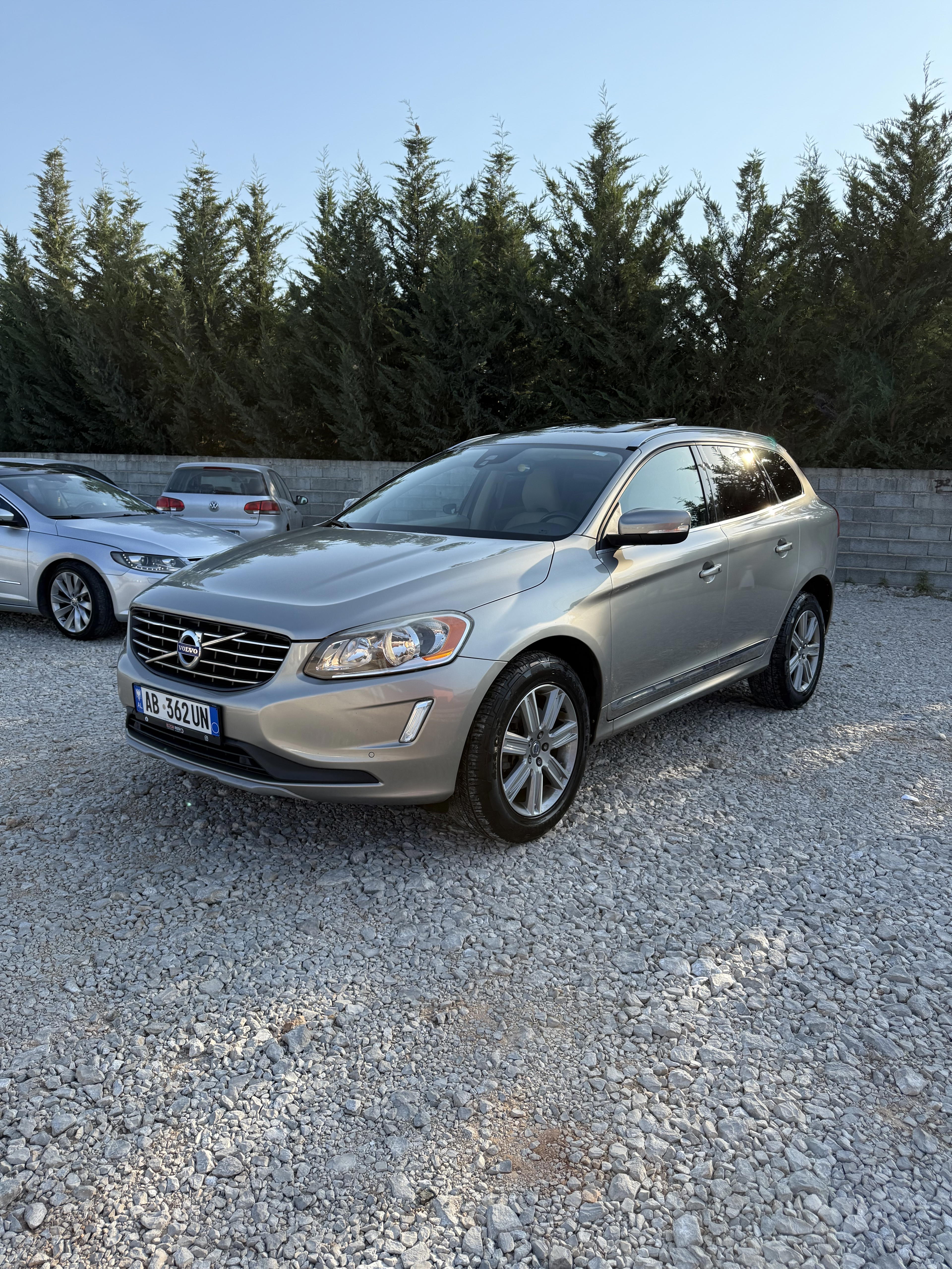Volvo XC60 - side view