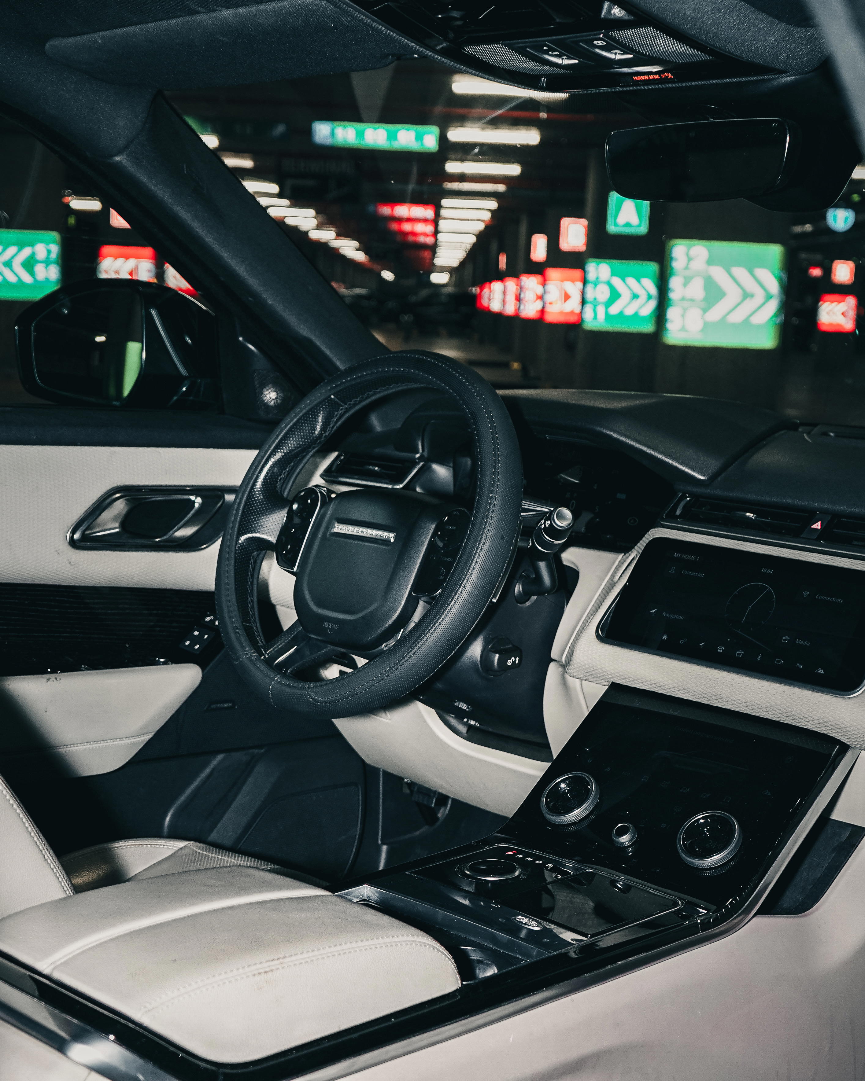 Land Rover Range Rover Velar - side view
