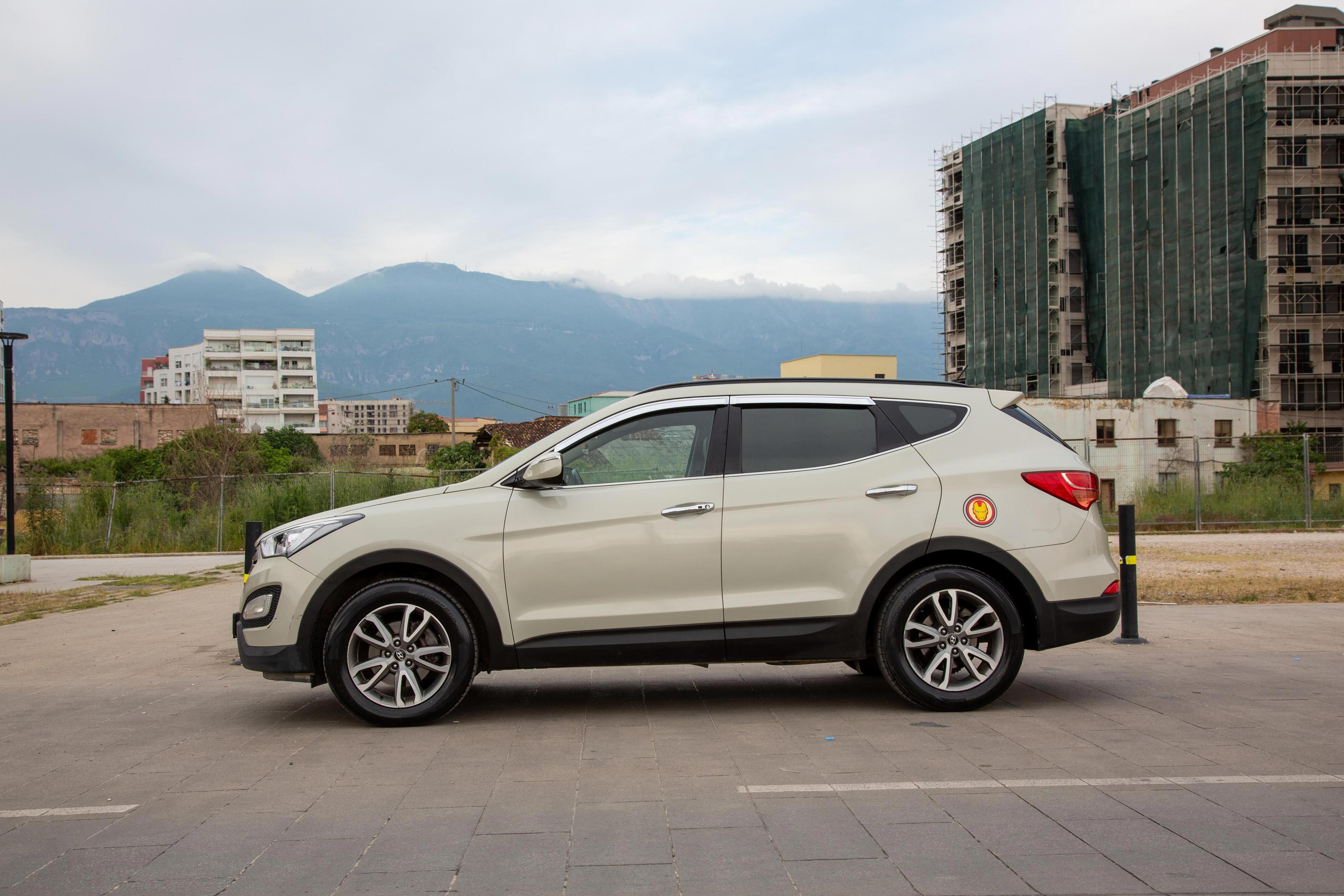 Hyundai Santa Fe XL - side view