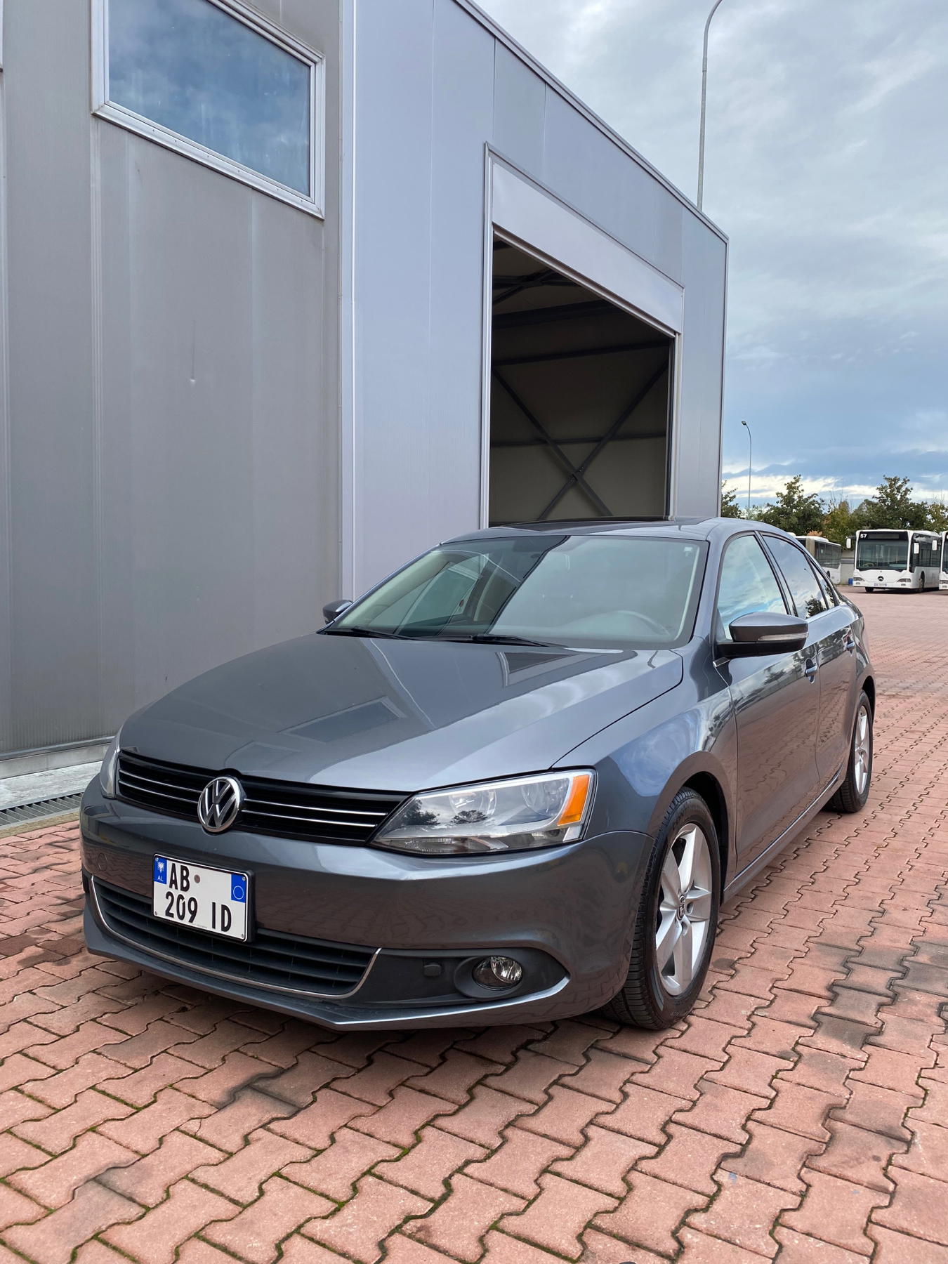 Volkswagen Jetta - side view