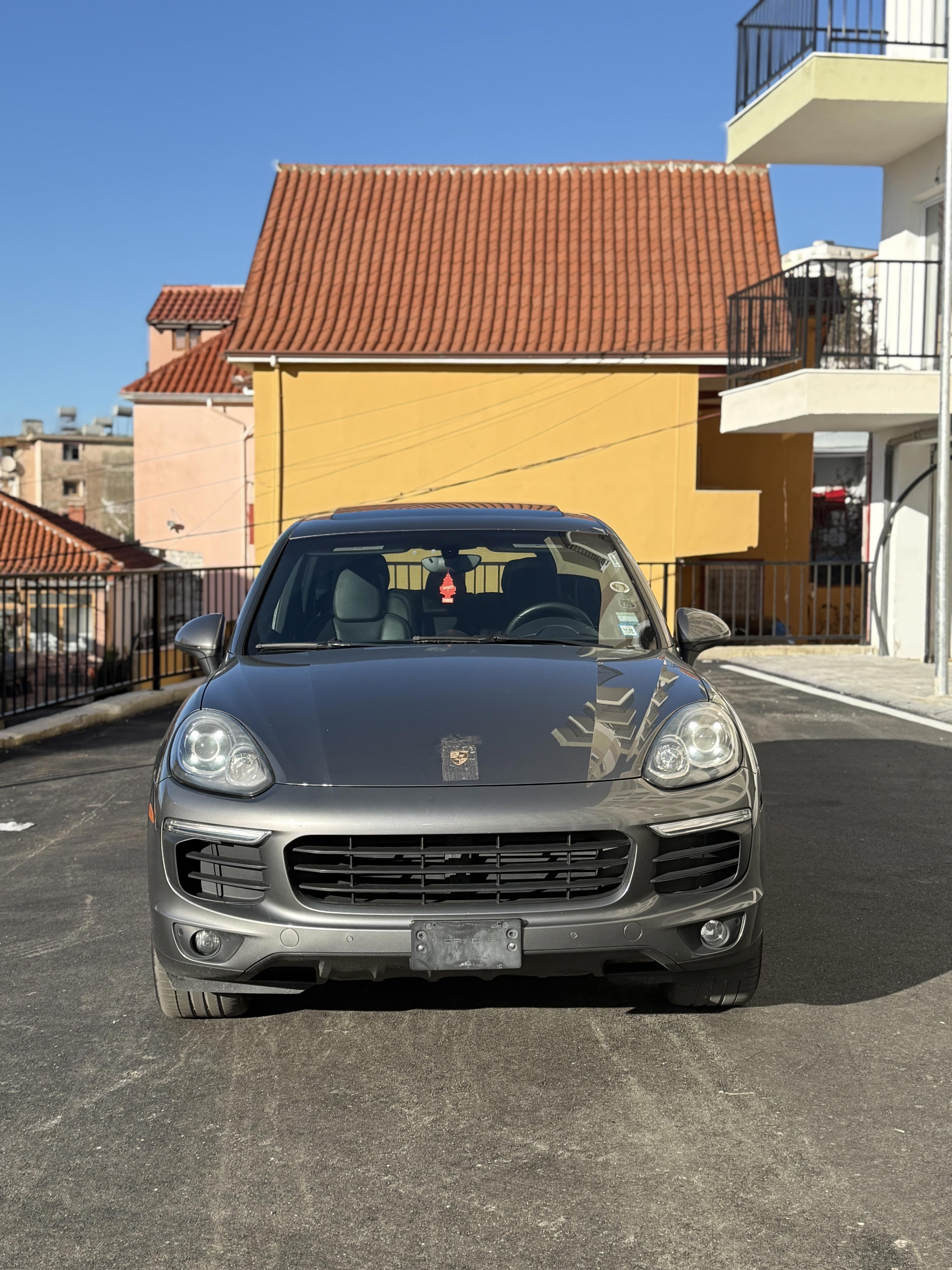Porsche Cayenne - side view