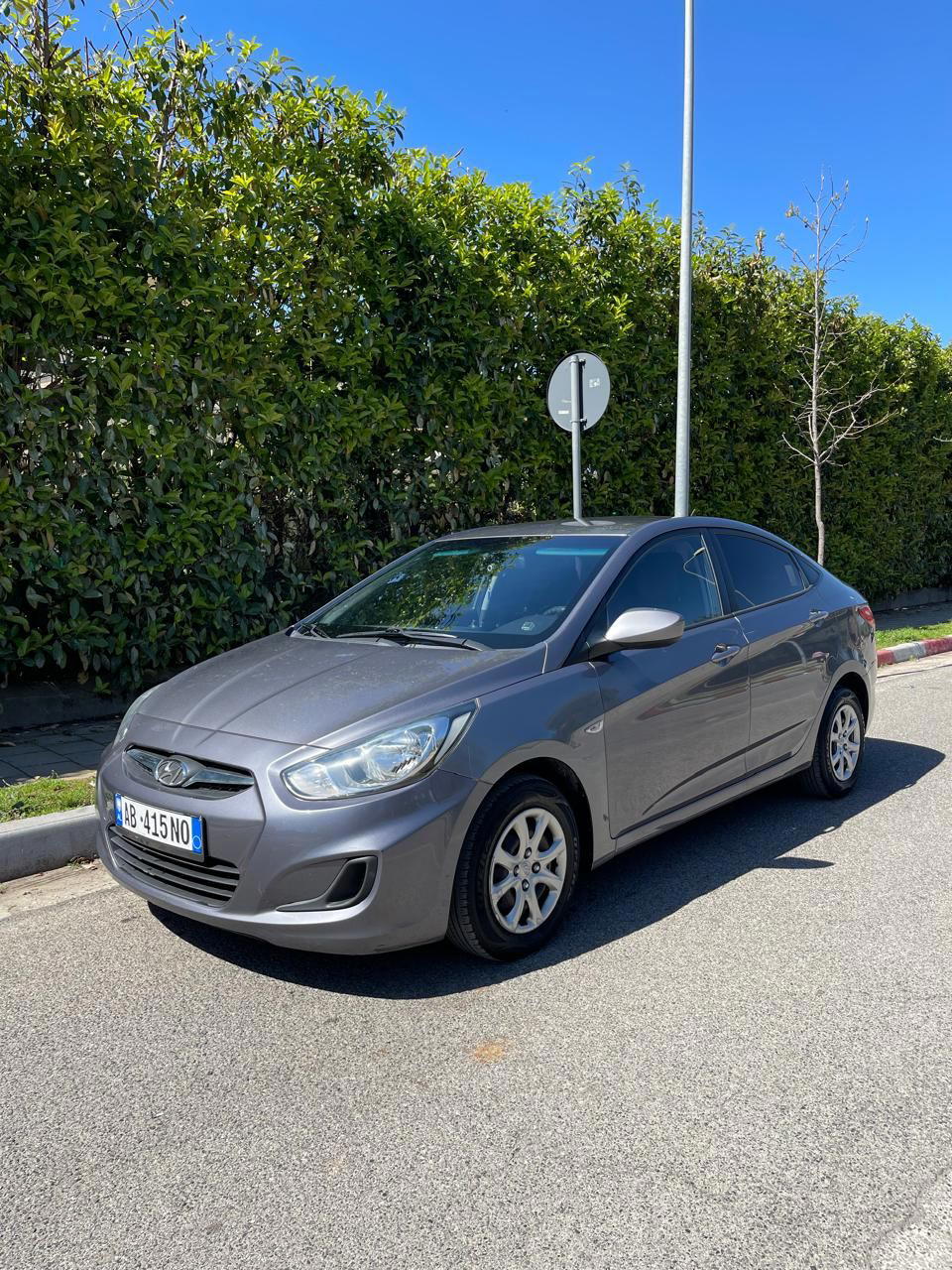 Hyundai Accent - side view