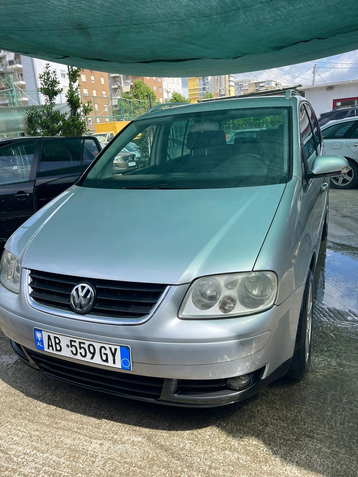 Volkswagen Touran - main photo
