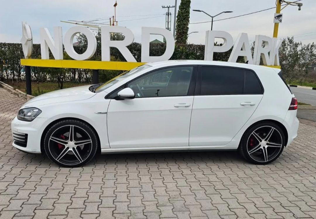 Volkswagen Golf GTD - side view