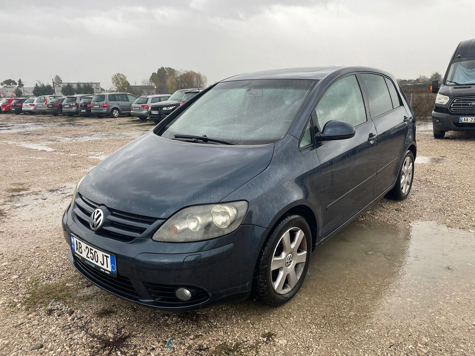 Volkswagen Golf Plus - side view