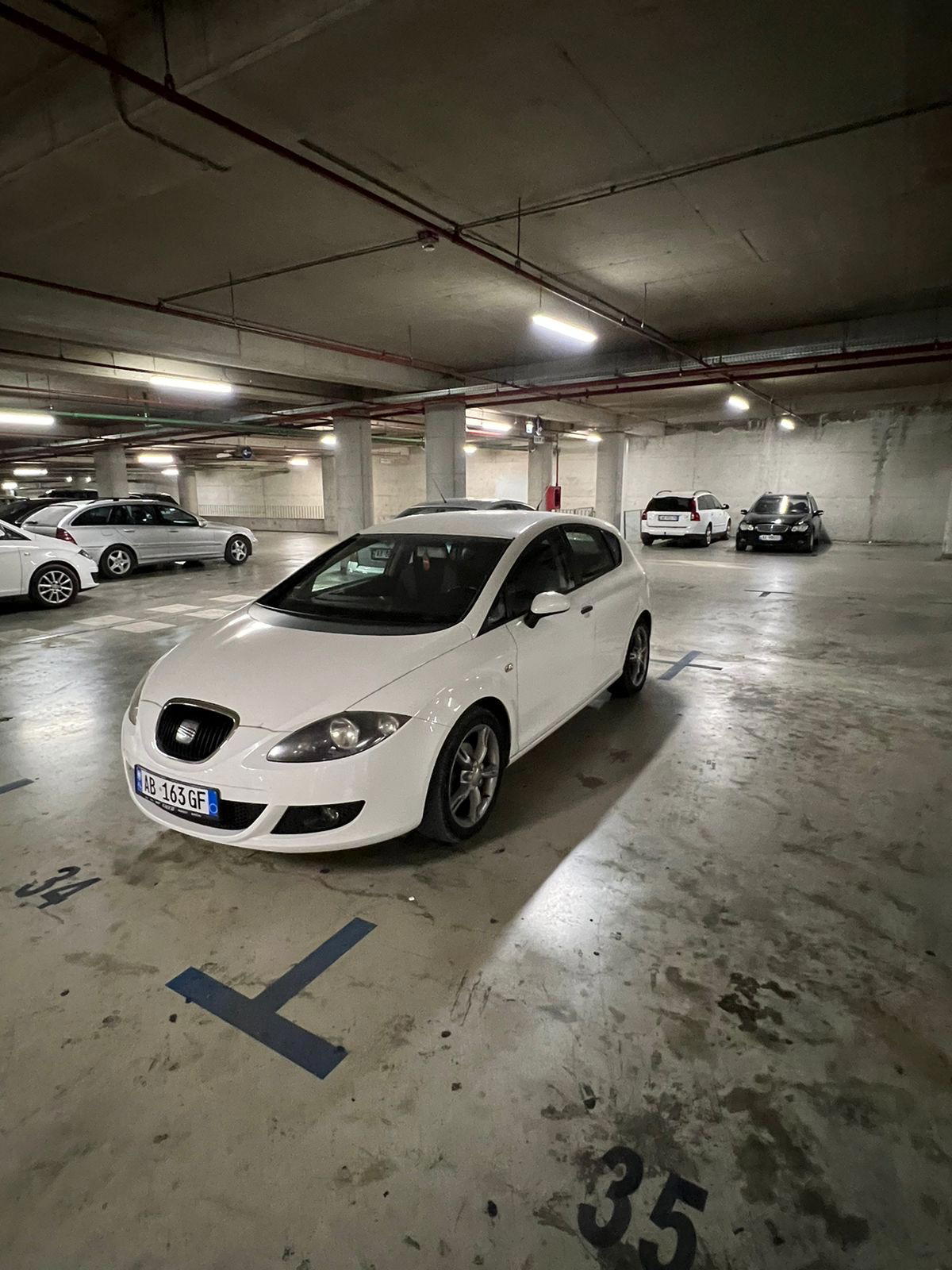 Seat Leon - side view