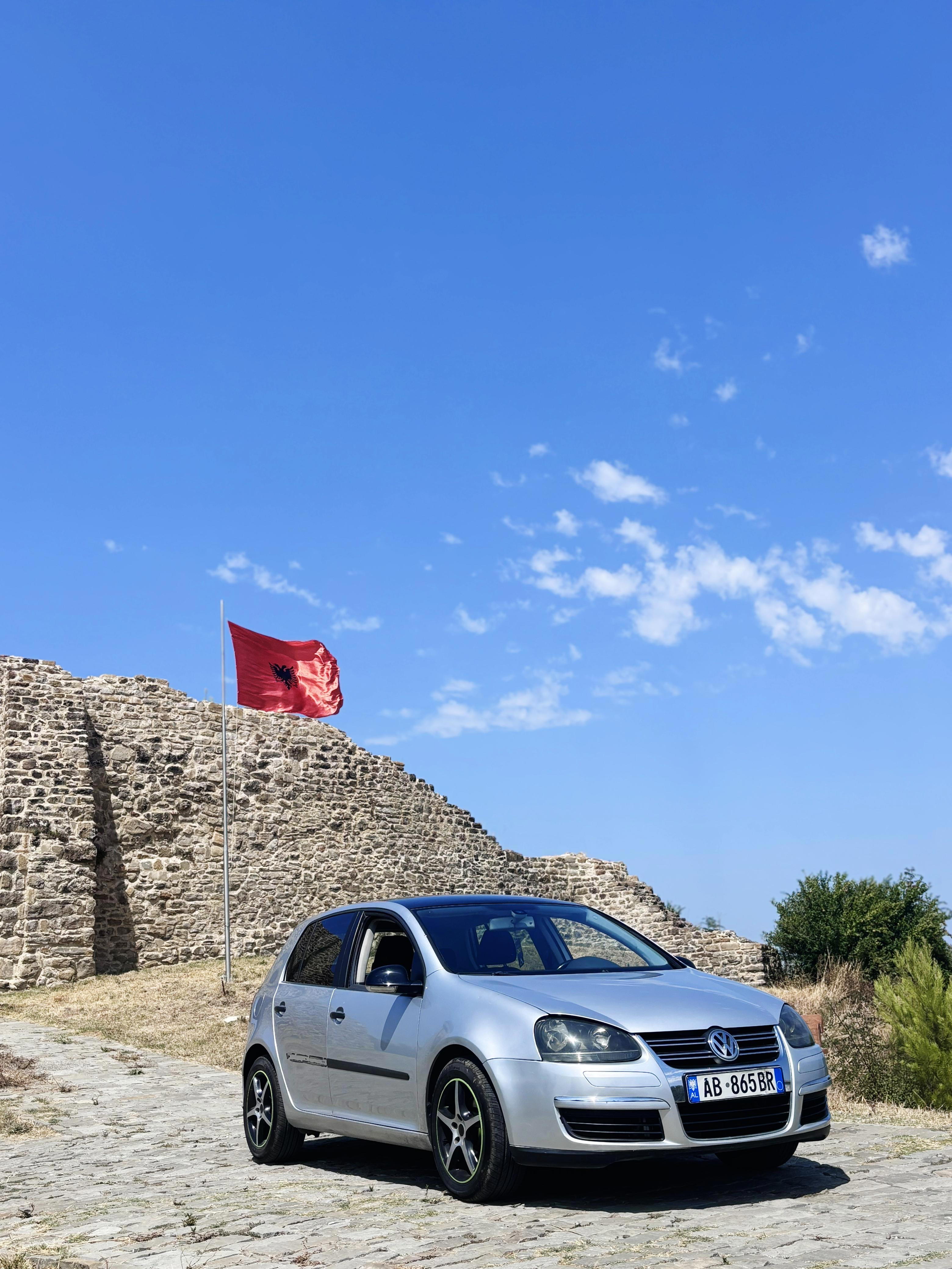 Volkswagen Golf - side view