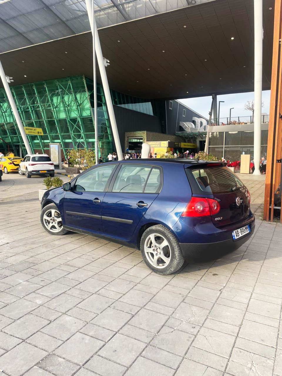 Volkswagen Golf - side view
