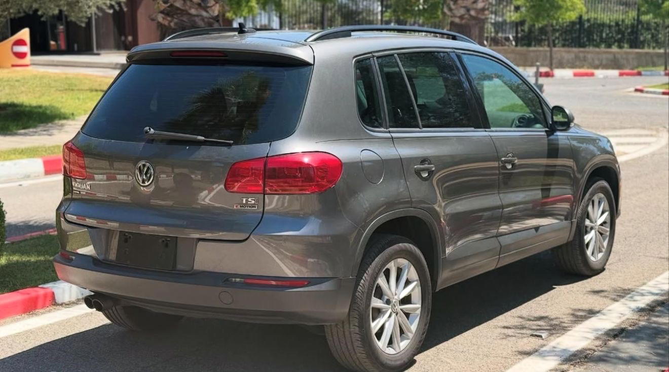 Volkswagen Tiguan Limited - side view