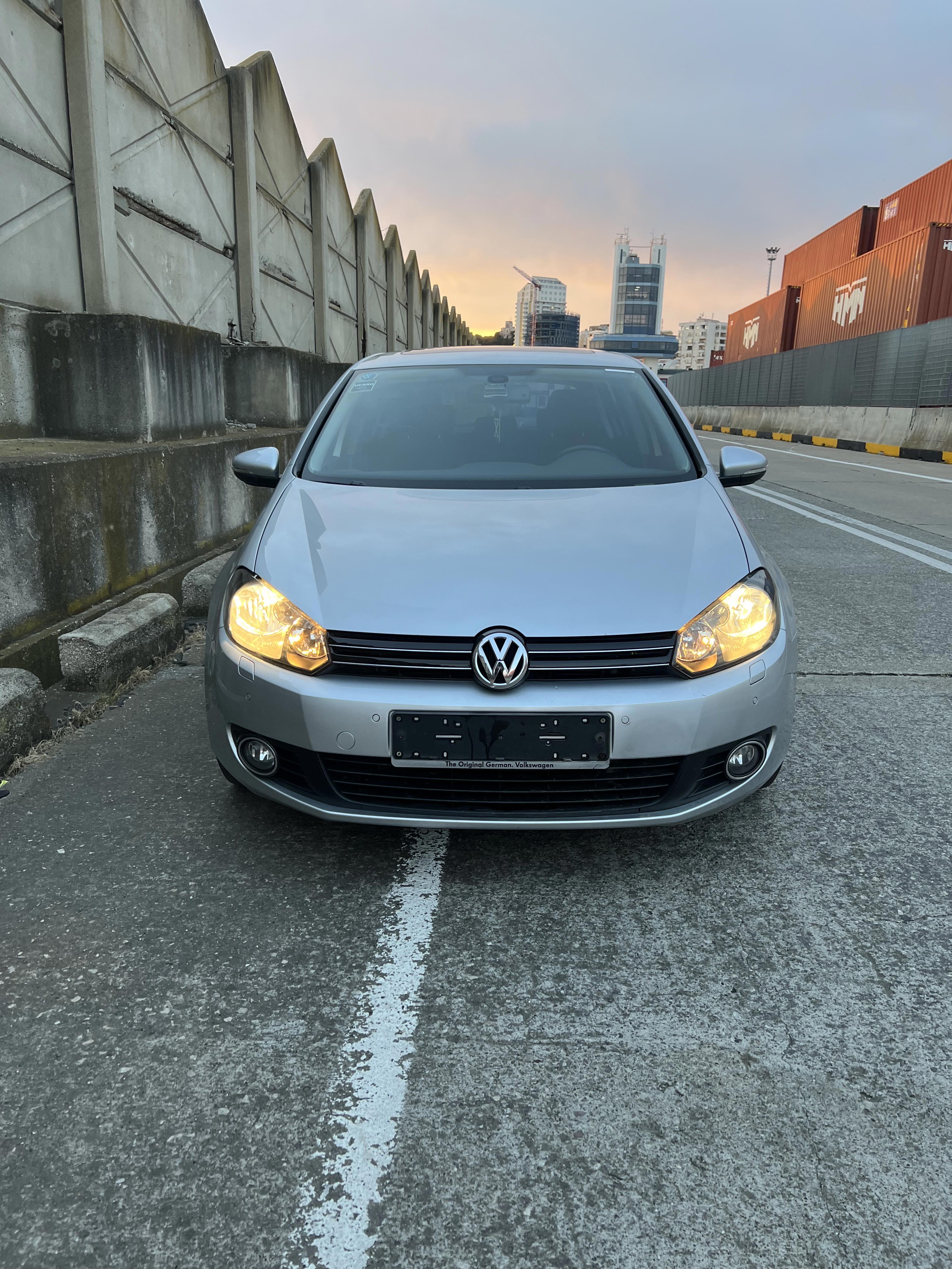 Volkswagen Golf - side view