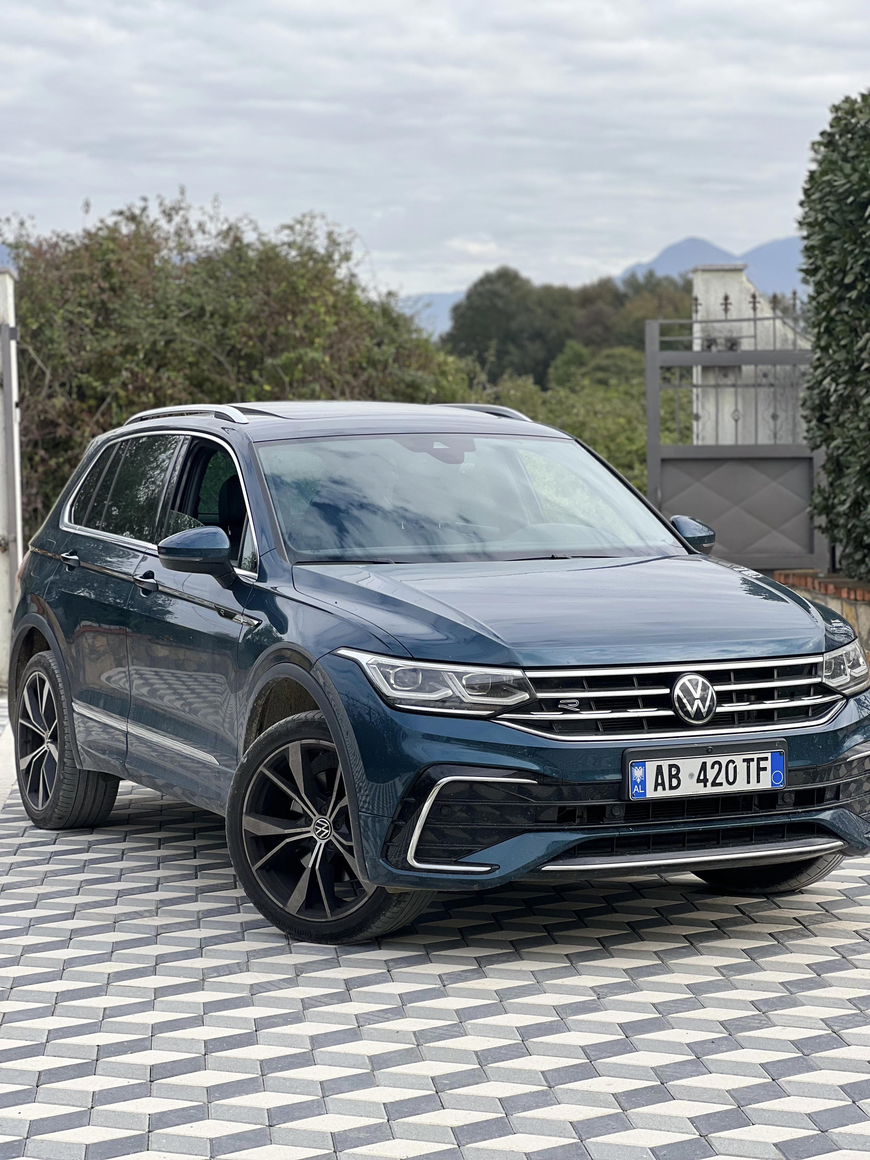 Volkswagen Tiguan - side view
