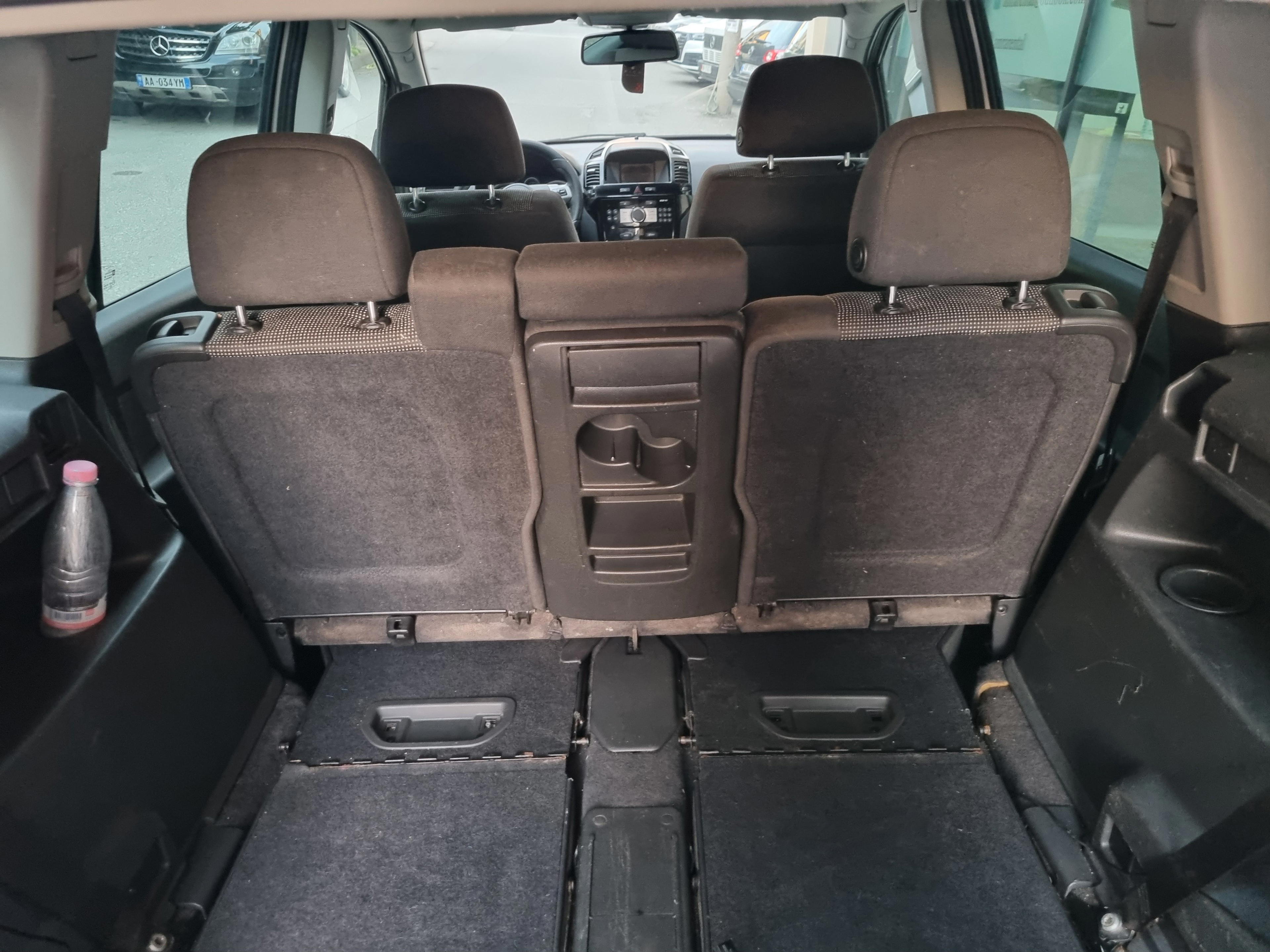 Opel Zafira - side view