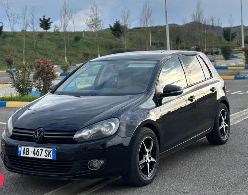 Volkswagen Golf - side view