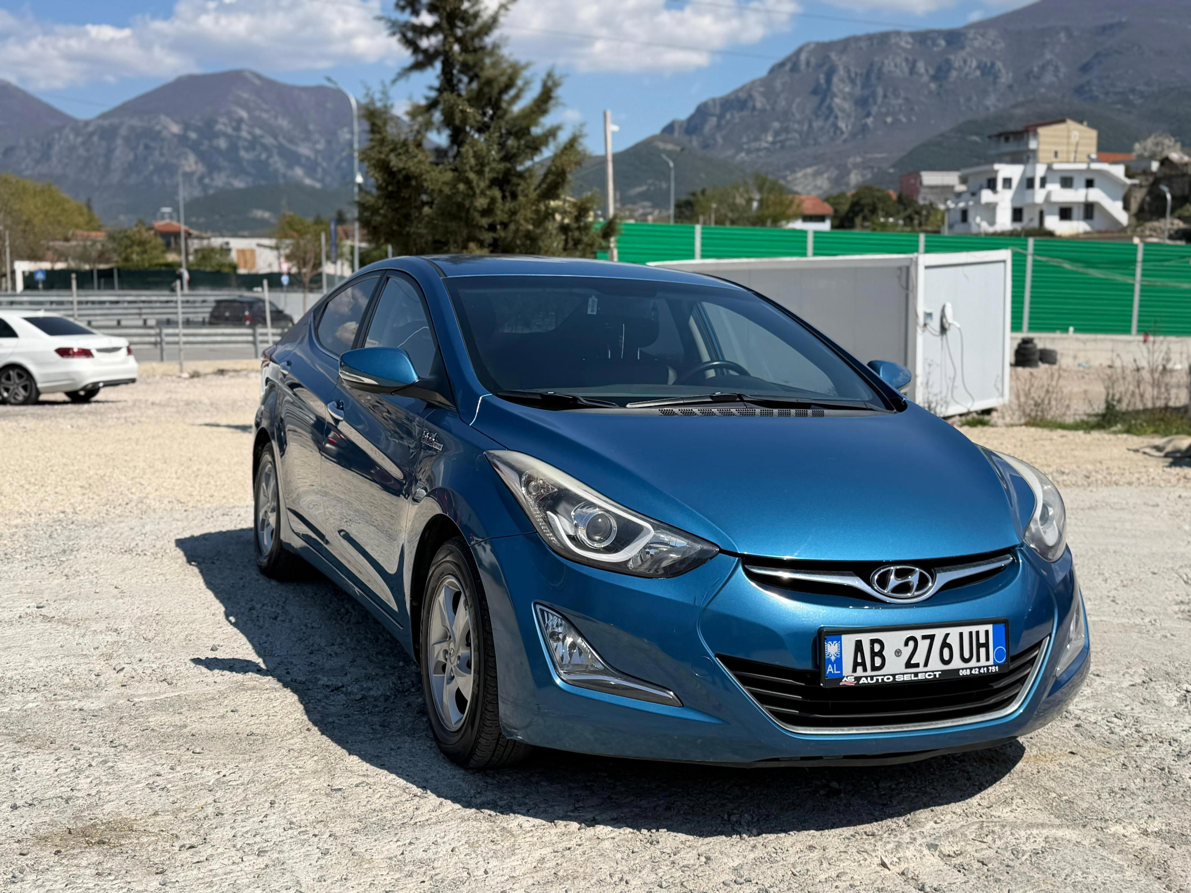 Hyundai Avante - side view
