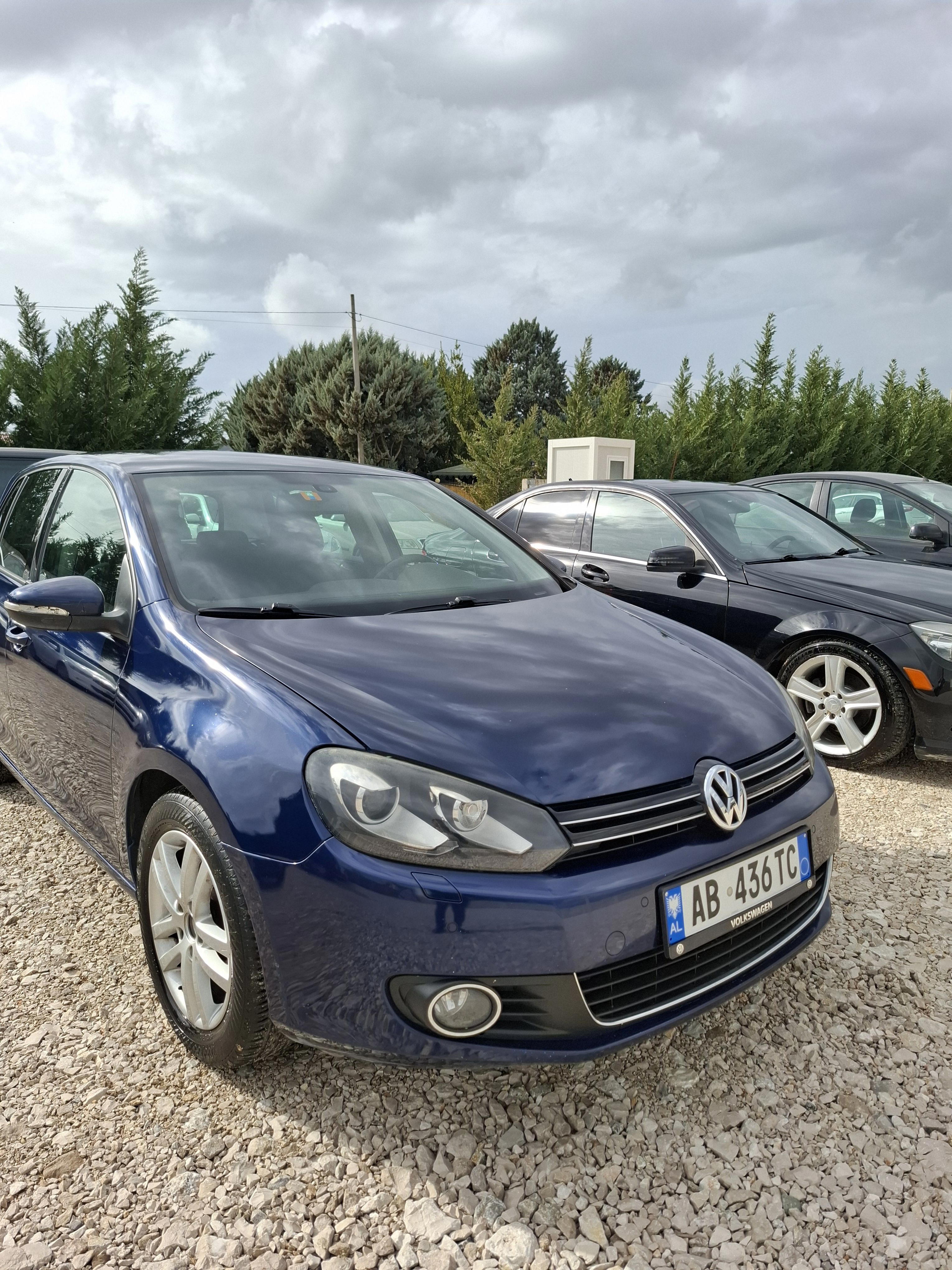 Volkswagen Golf - side view