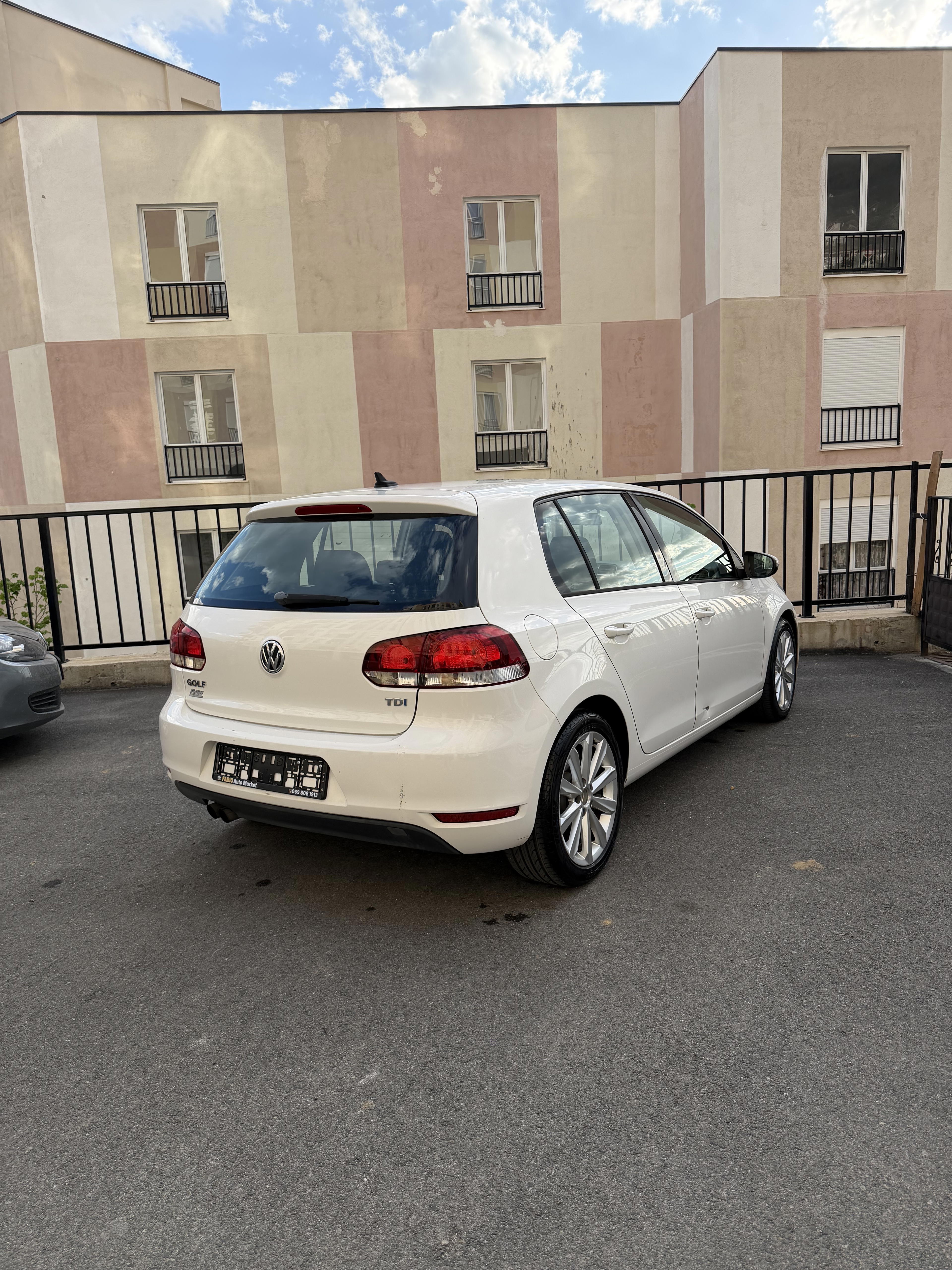 Volkswagen Golf - side view