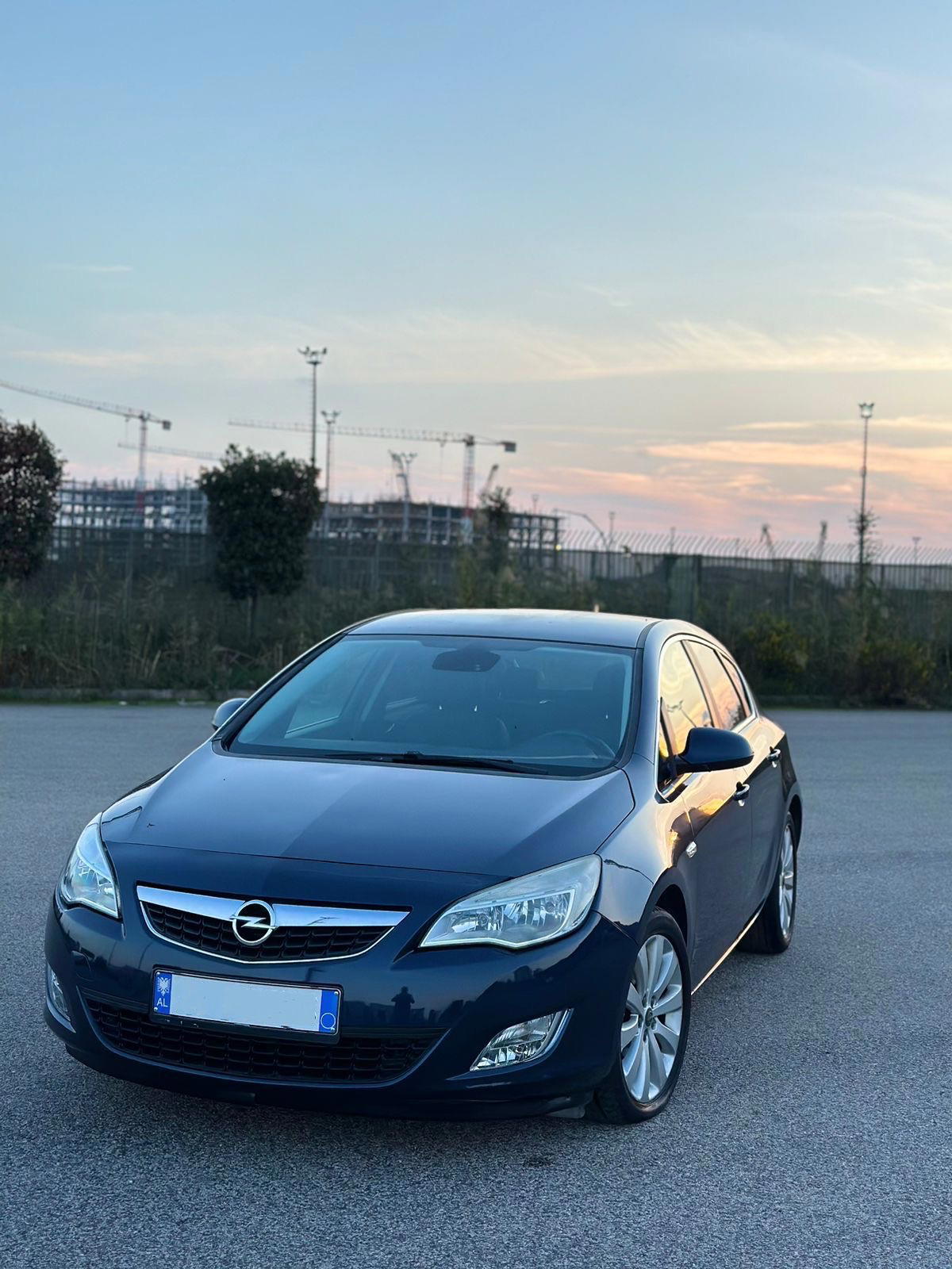 Opel Astra - side view