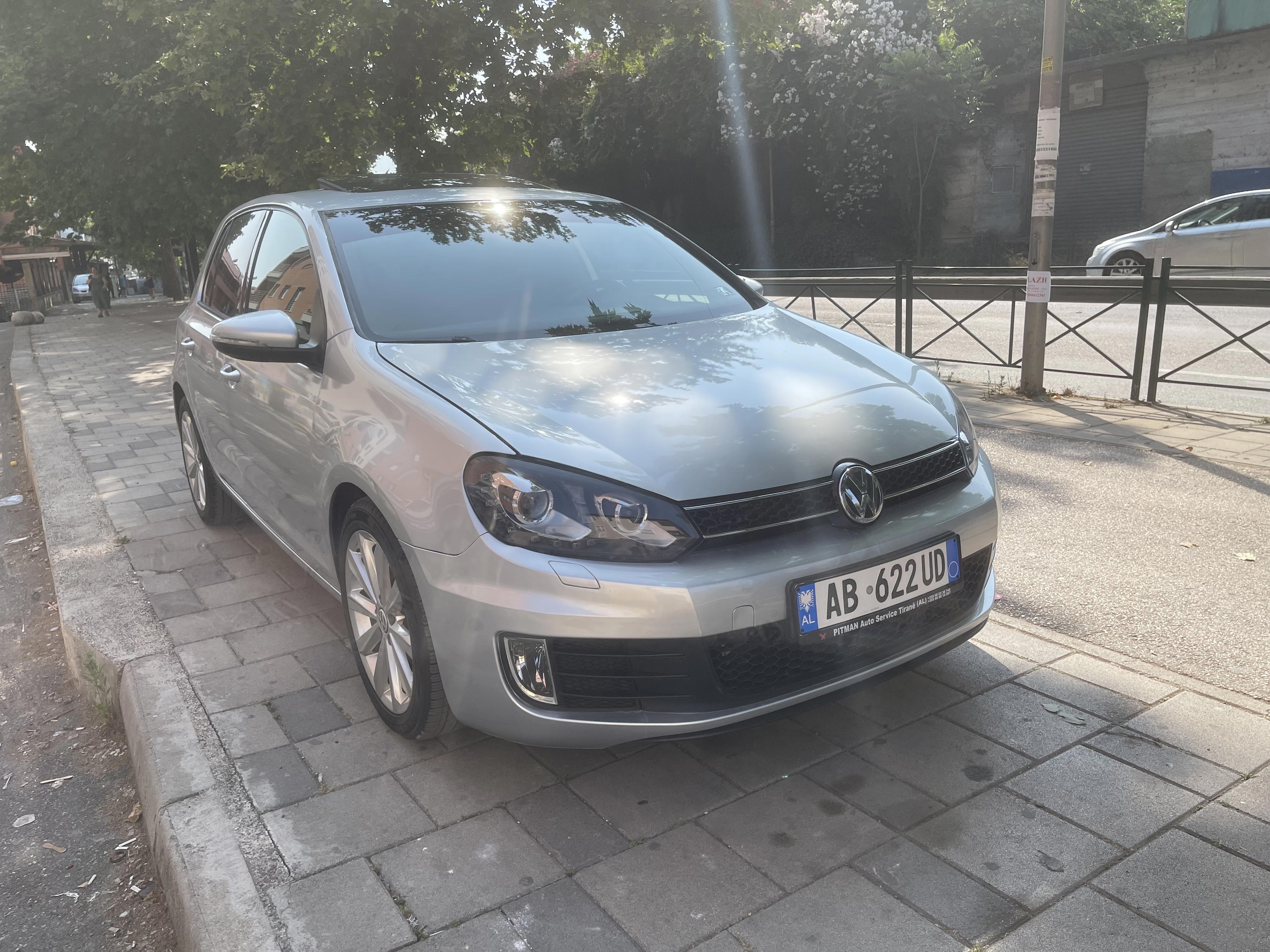 Volkswagen Golf - side view