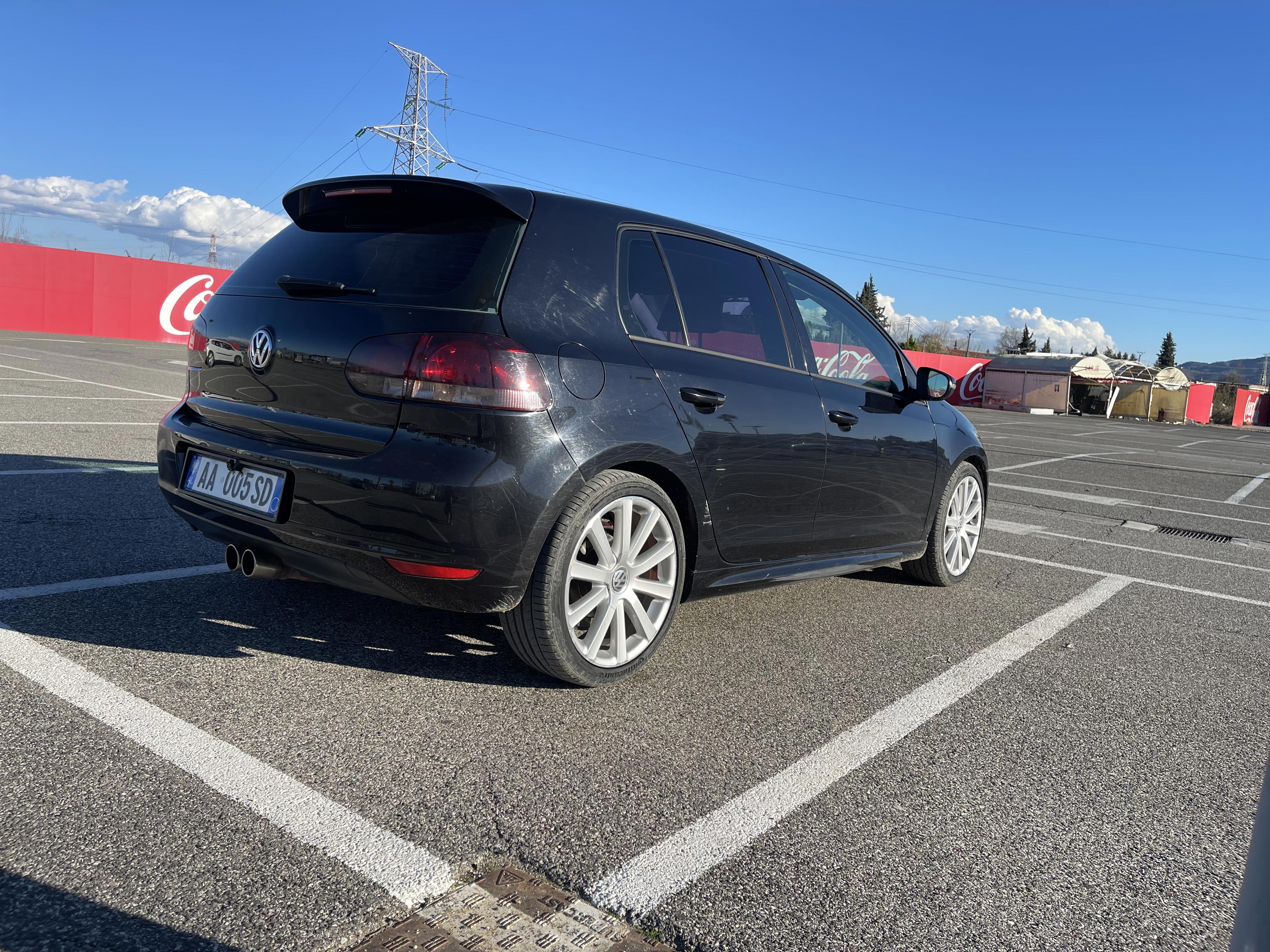 Volkswagen Golf R - side view