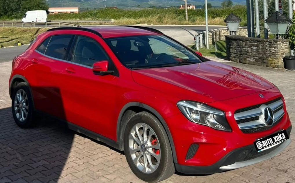 Mercedes-Benz GLA - side view