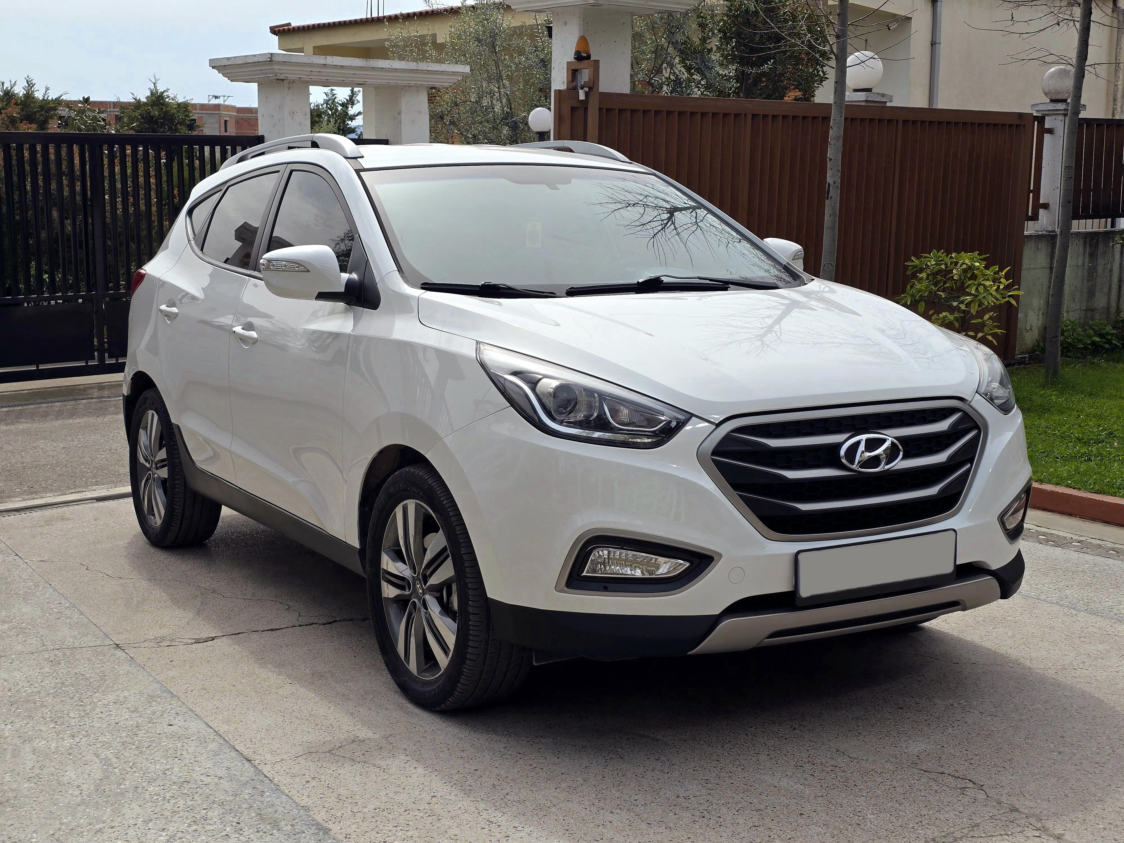 Hyundai Tucson - side view