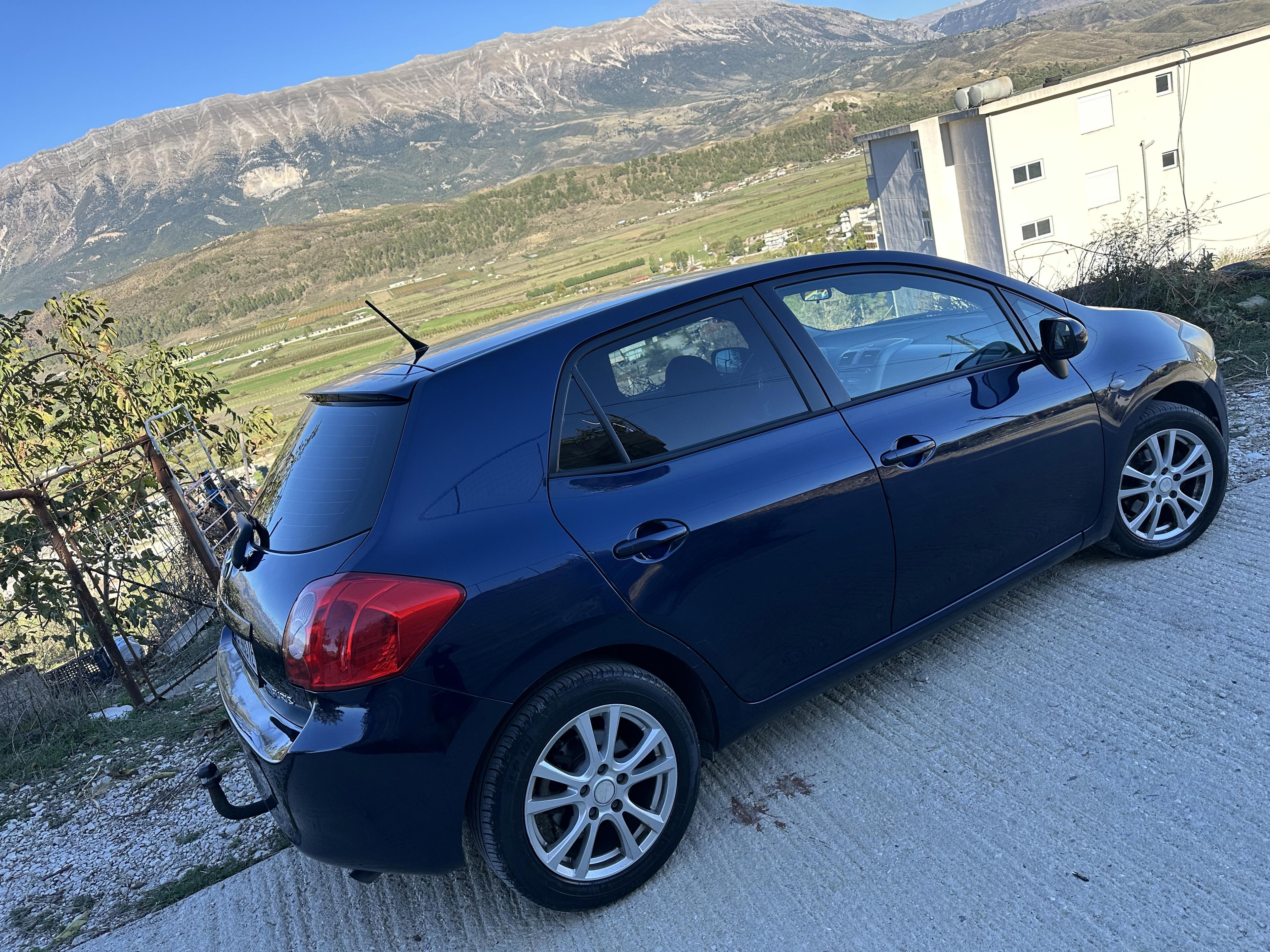 Toyota Auris - side view