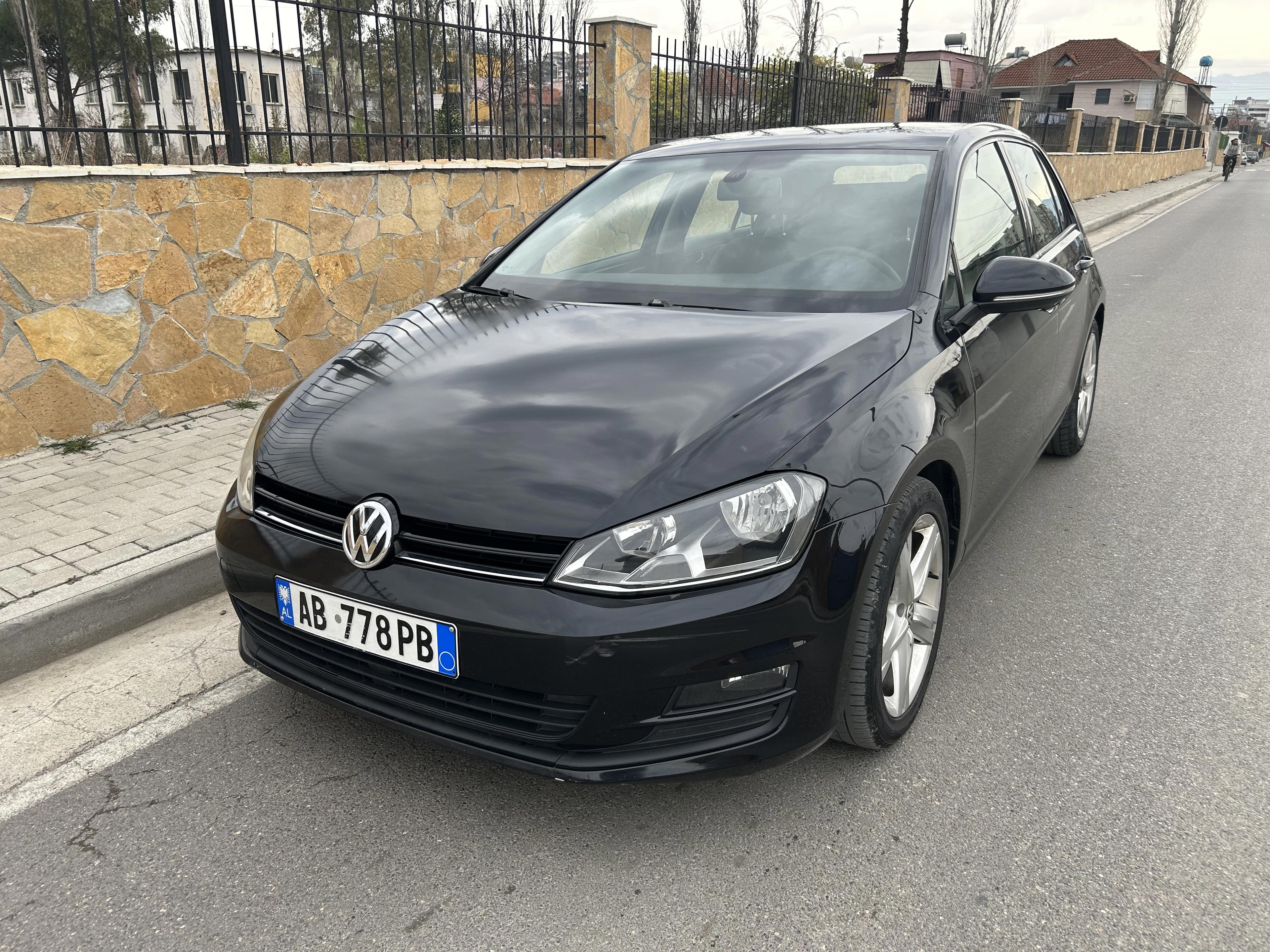 Volkswagen Golf - side view