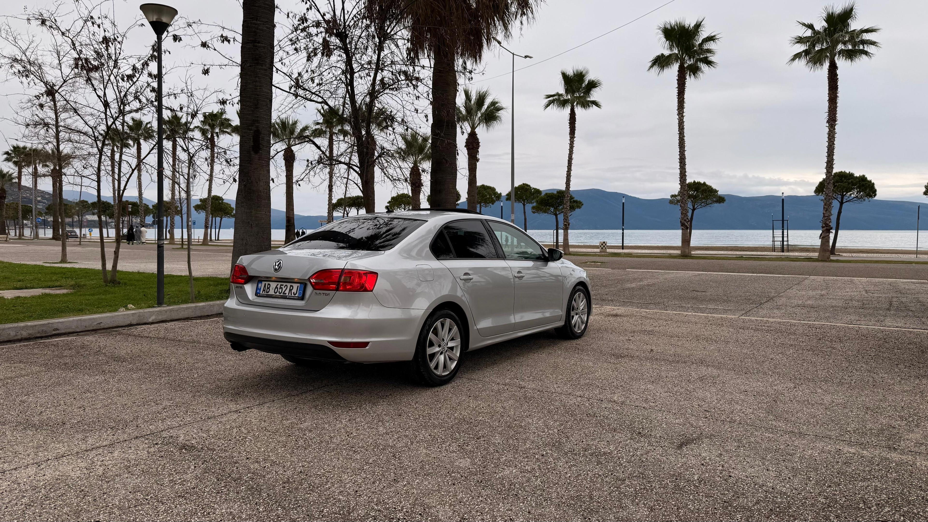 Volkswagen Jetta - side view