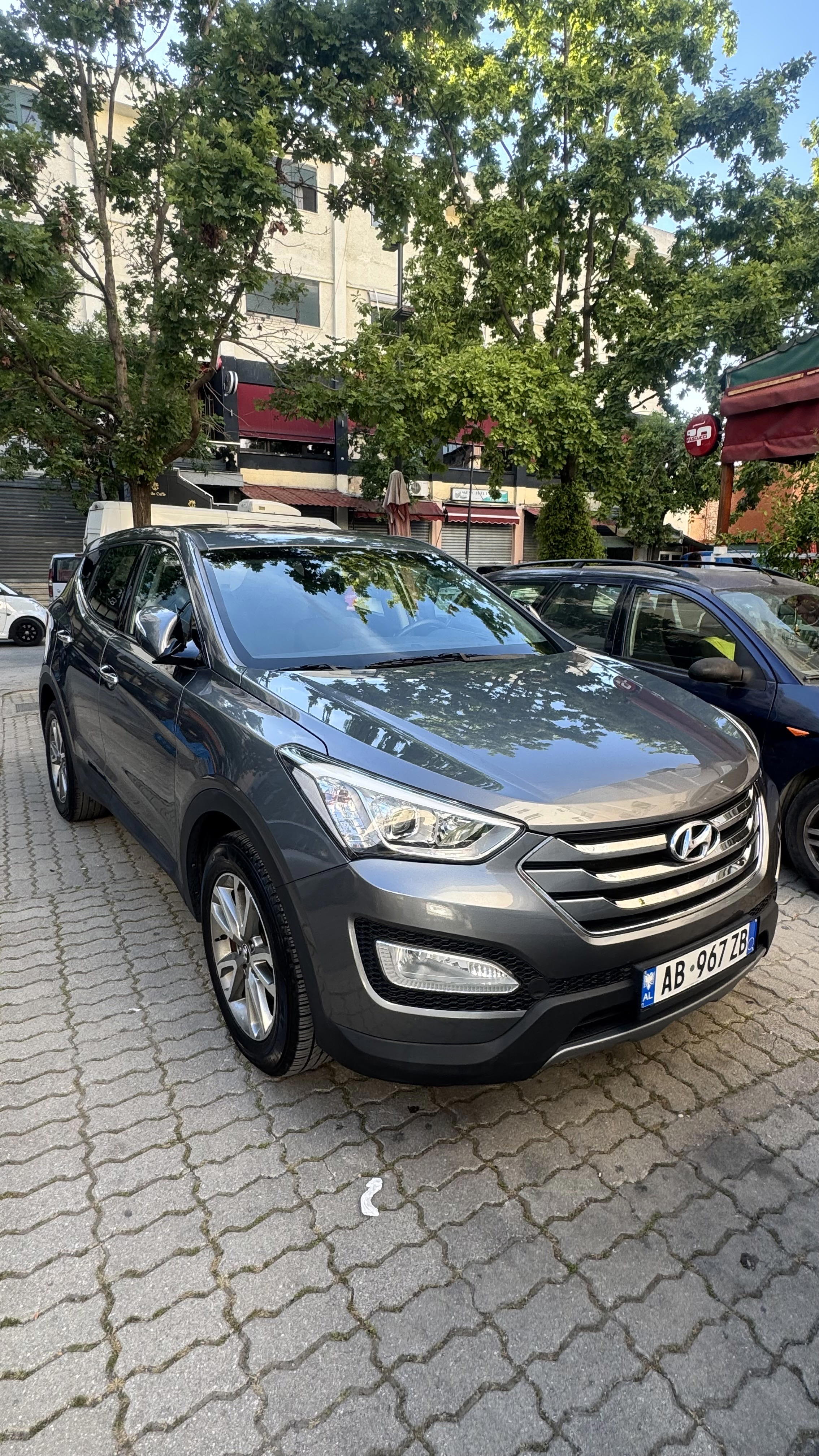 Hyundai Santa Fe - side view