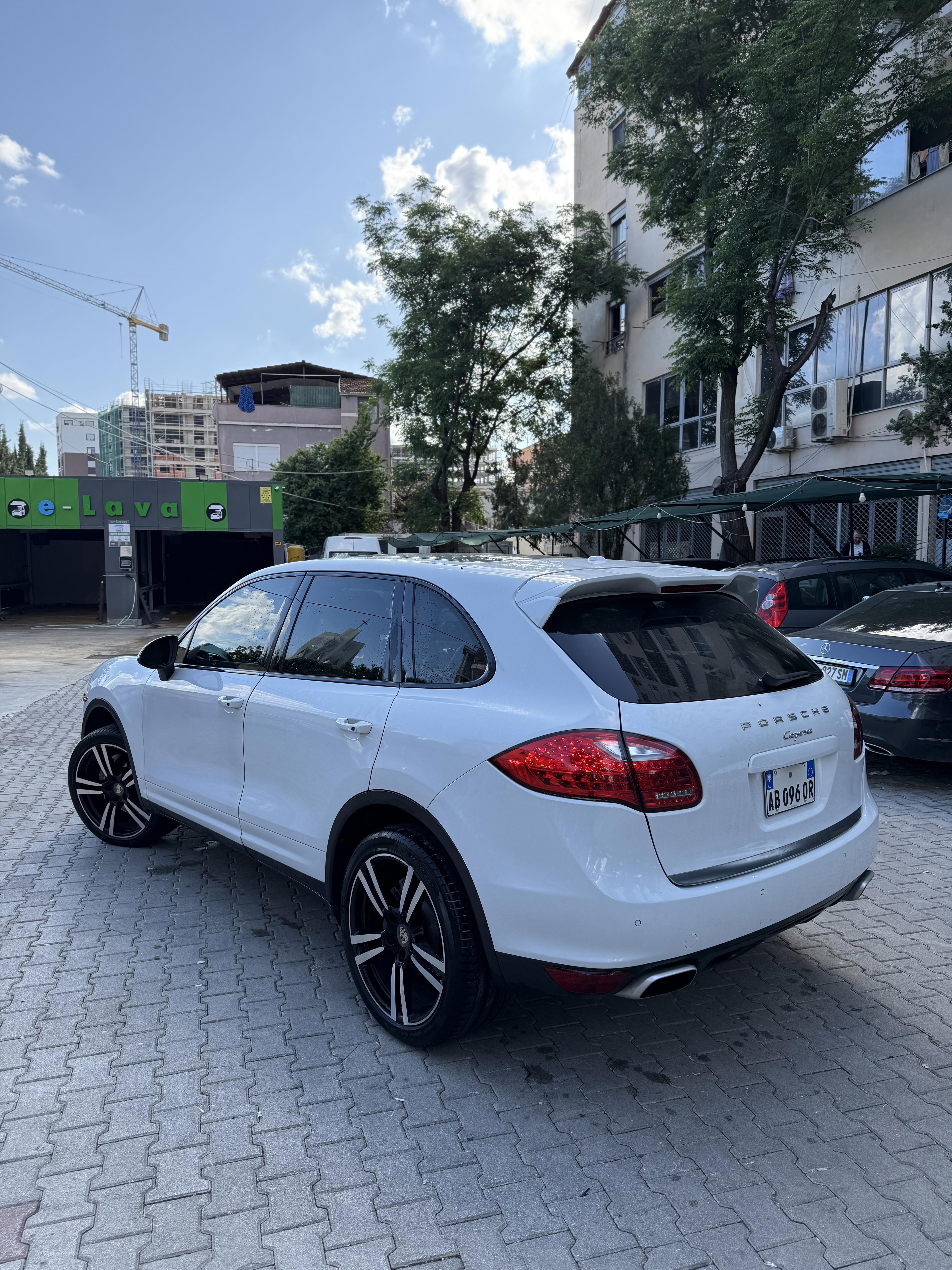 Porsche Cayenne - side view