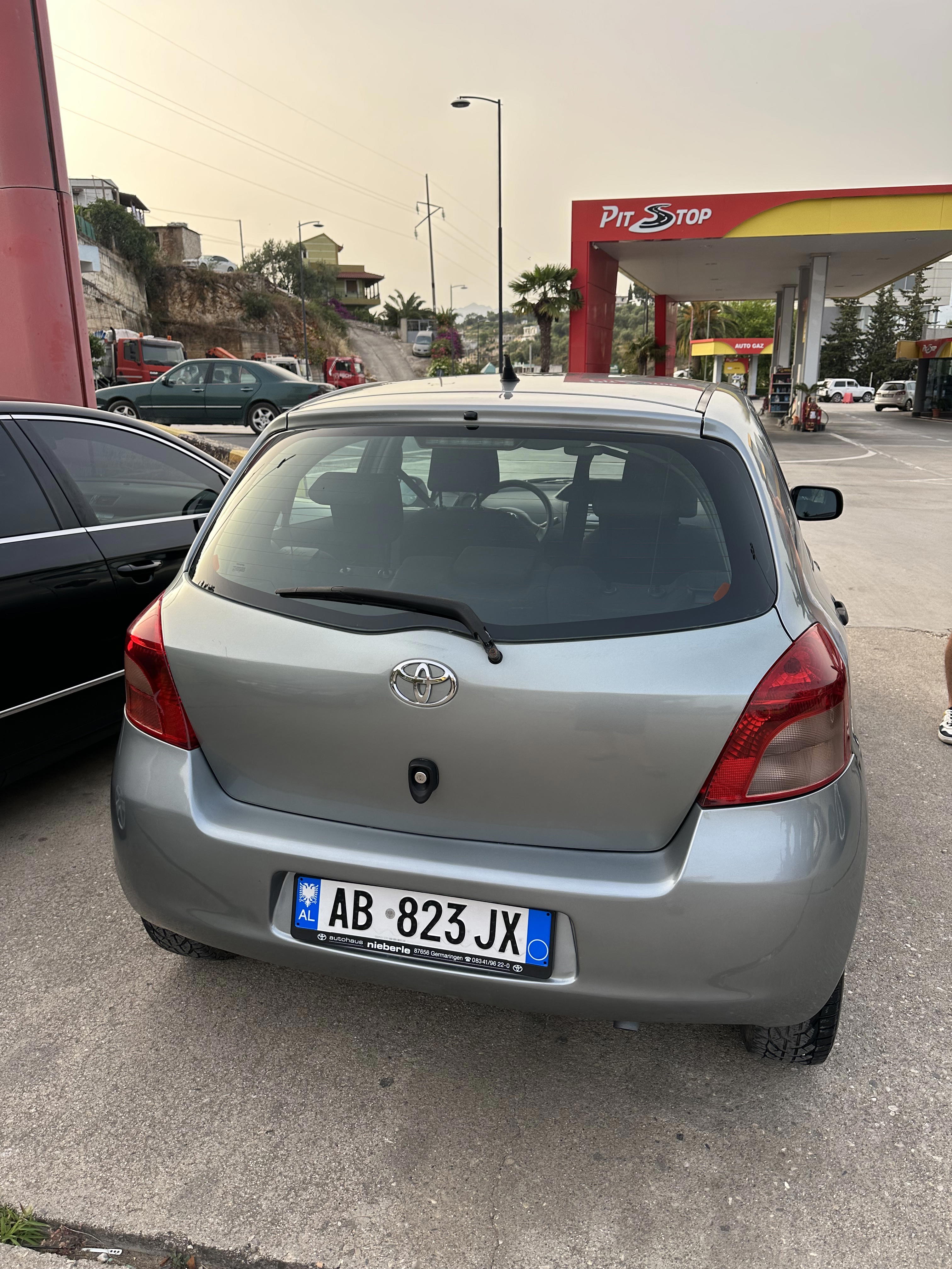 Toyota Yaris - side view