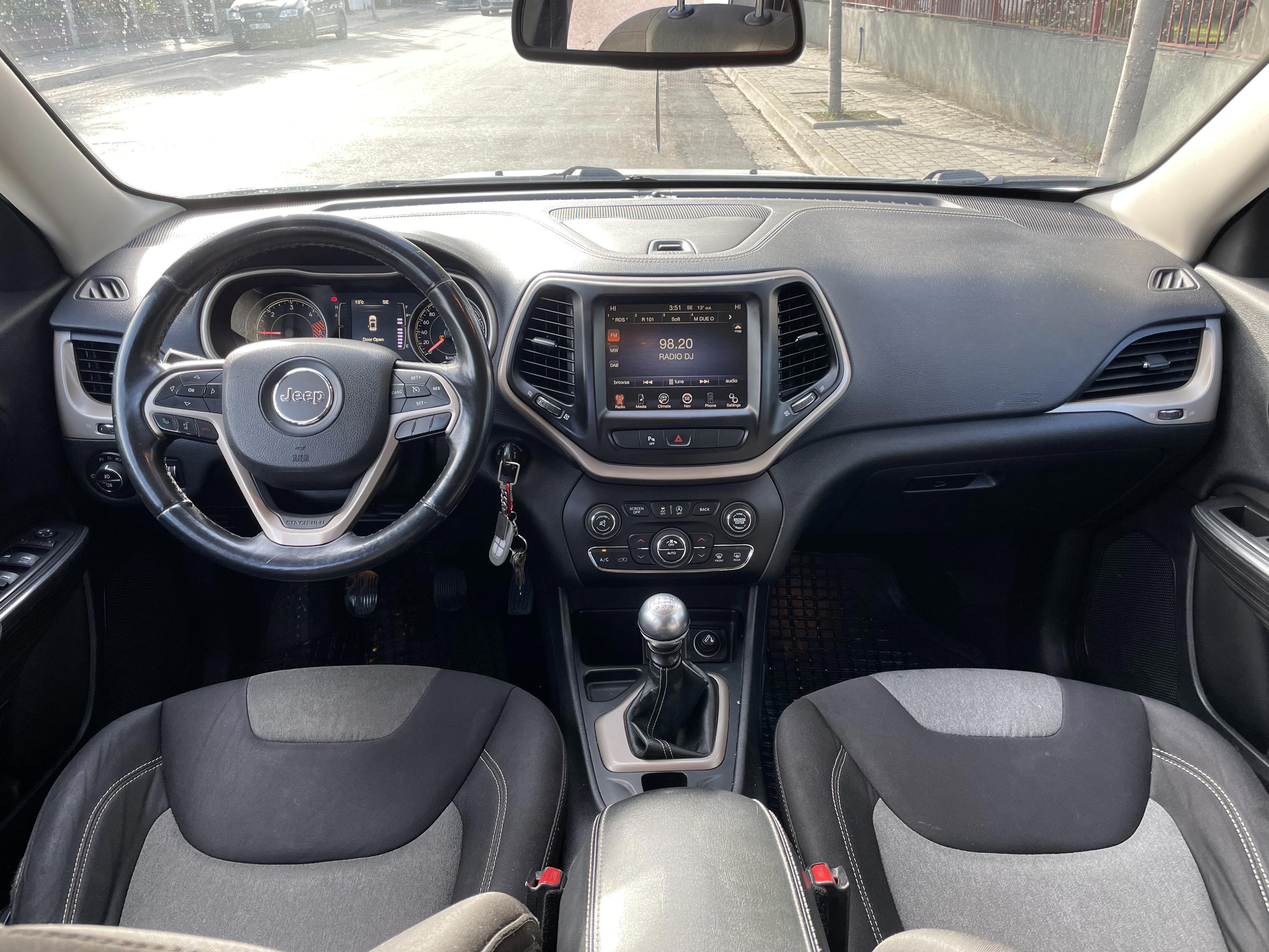 Jeep Cherokee - photo 4