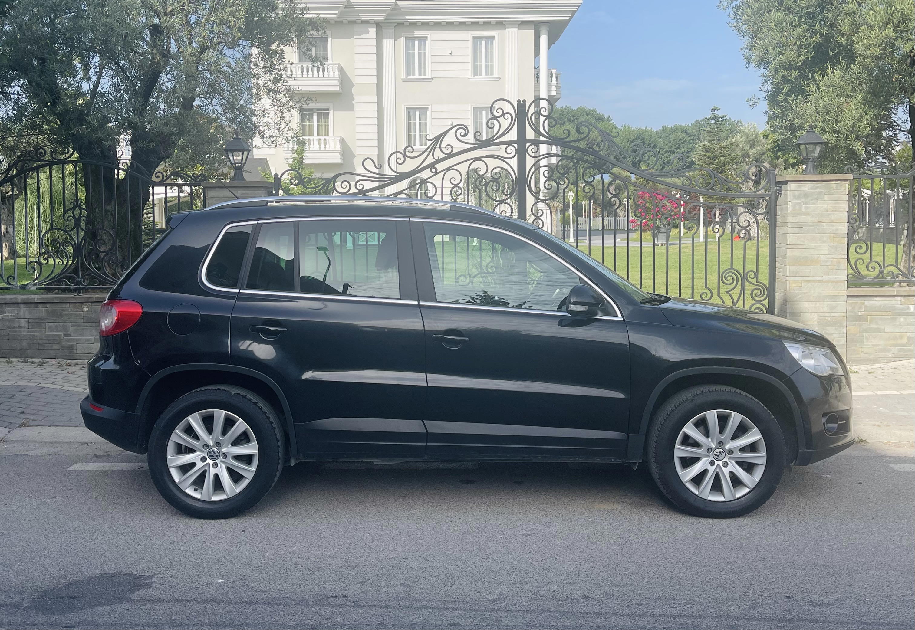 Volkswagen Tiguan - side view